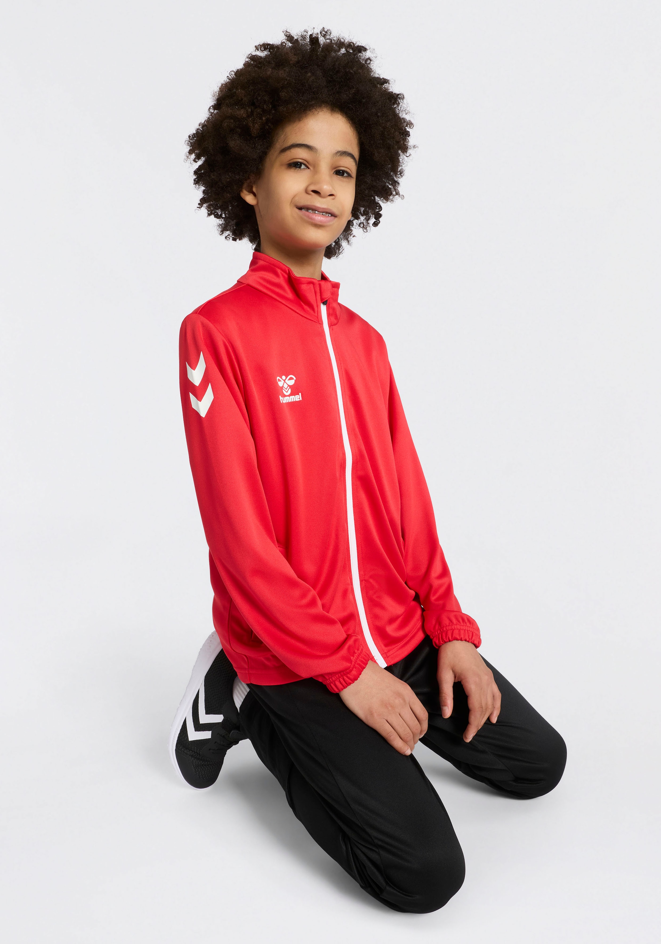 hummel Trainingsanzug »HMLLOGO SUIT KIDS« 2 Stk. 2-teiliges Set, mit Reißverschluss, pflegeleicht, aus Polyester