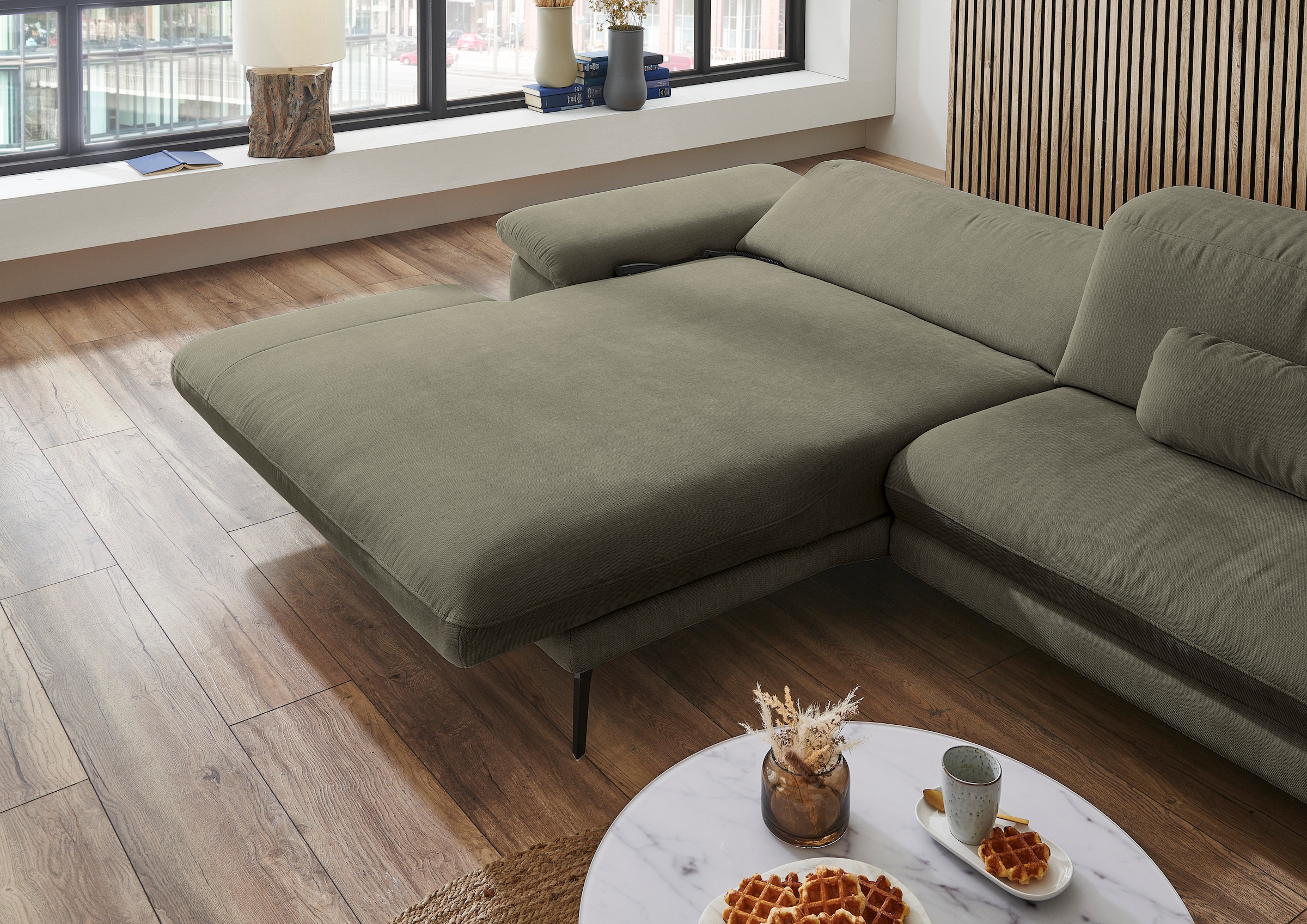 Die PlanBar Ecksofa »MP-IN22025 L-Form«, mit Kopfteilverstellung, wahlweise mit motorischem Canape