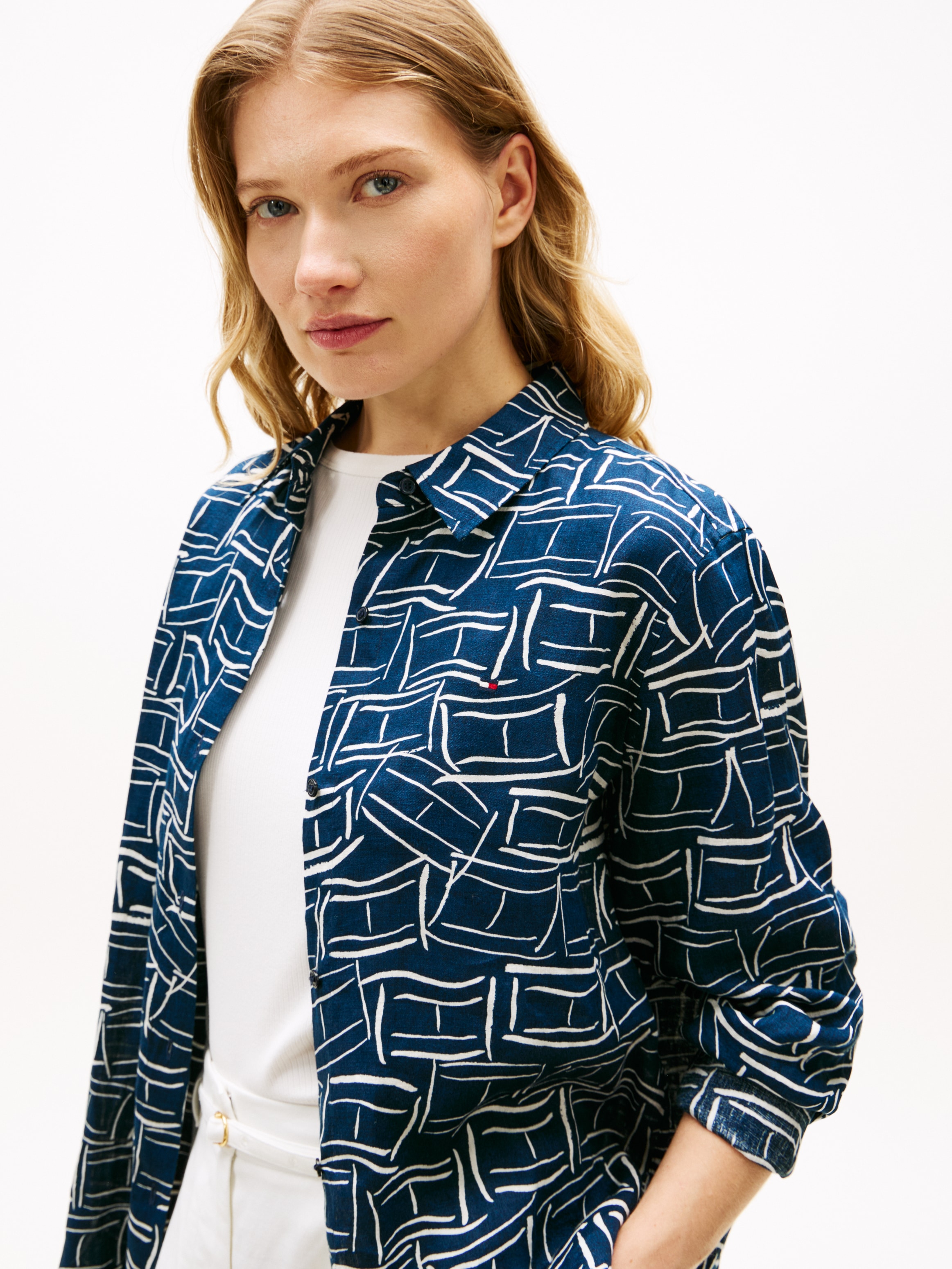 Tommy Hilfiger Hemdbluse »ESS LINEN RELAXED SHIRT« mit Logostickerei ,kühlendes Premium Leinen