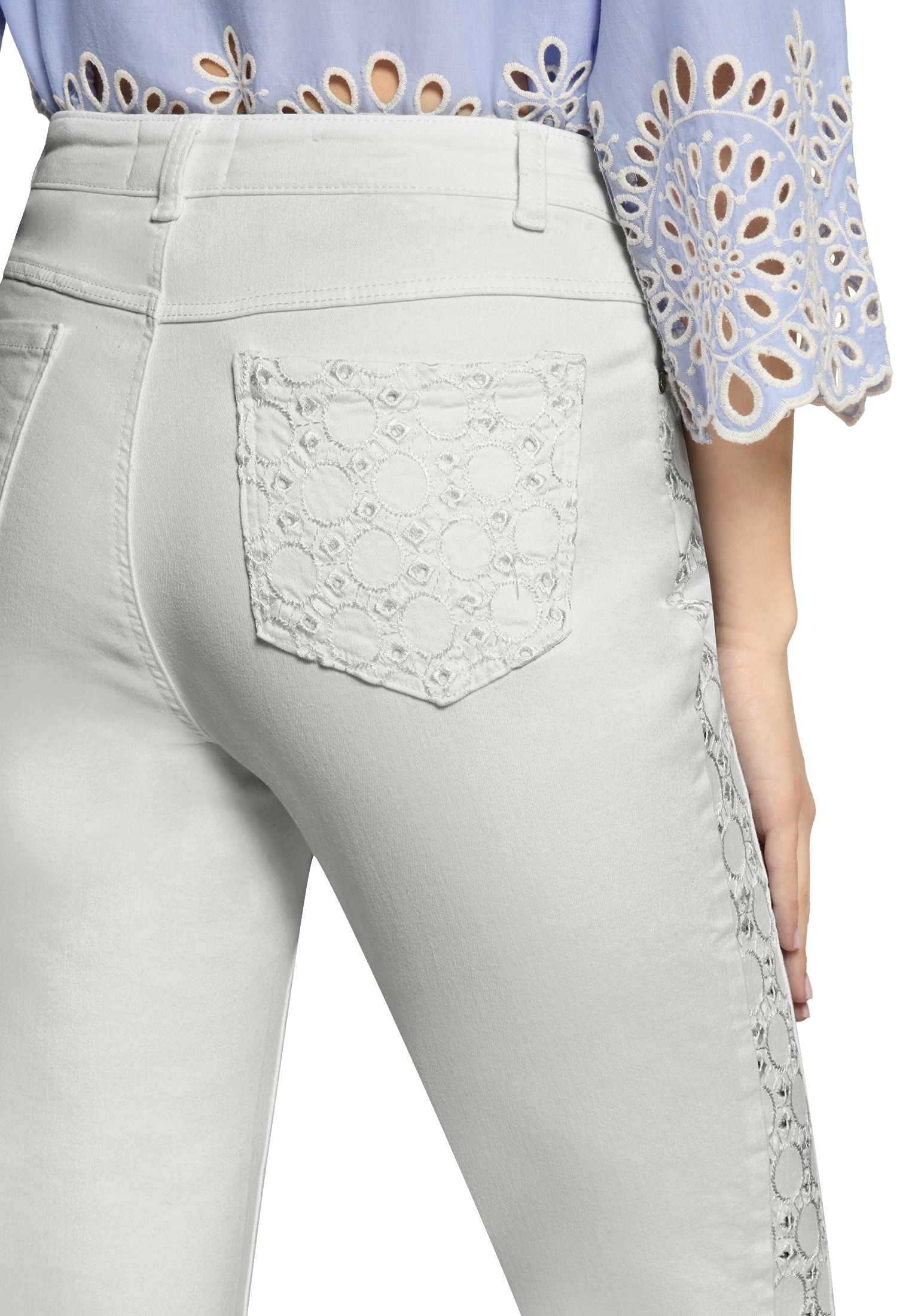 Cartoon Regular-fit-Jeans »Damen mit Lochmuster«