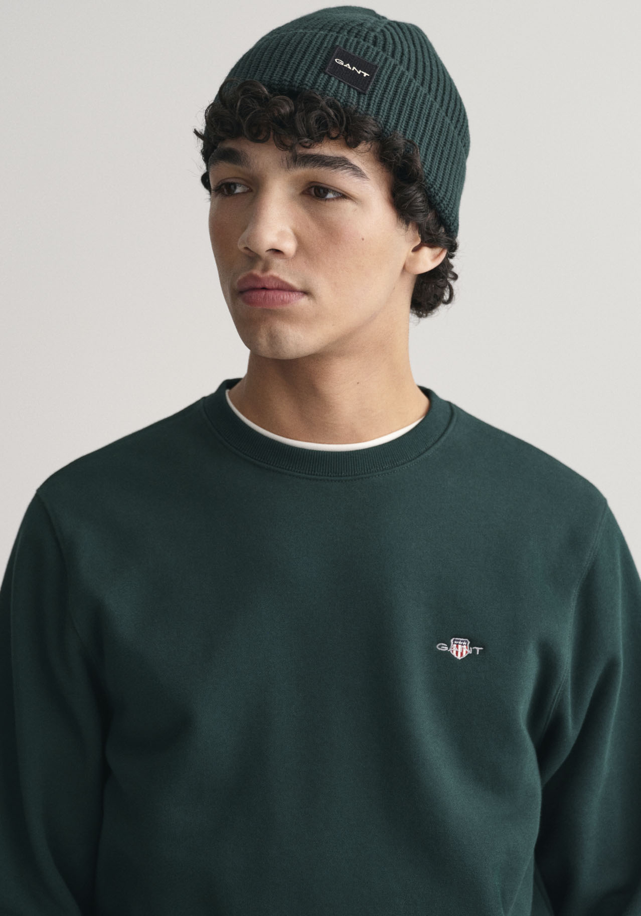 Thumbnail - Gant Sweatshirt "REG SHIELD C-NECK SWEAT", mit Logostickerei auf der Brust