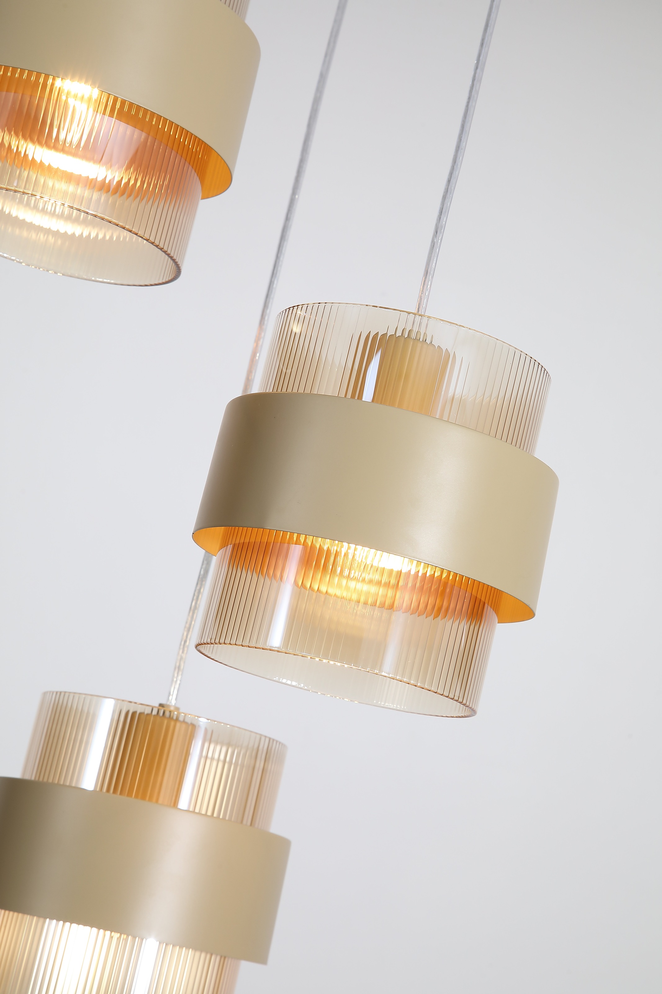 Searchlight Pendelleuchte »Royal 3Lt Pendelleuchte, Sandmetall, bernsteinfarbenes geripptes Glas« E27 1 Stk. geripptes Glas