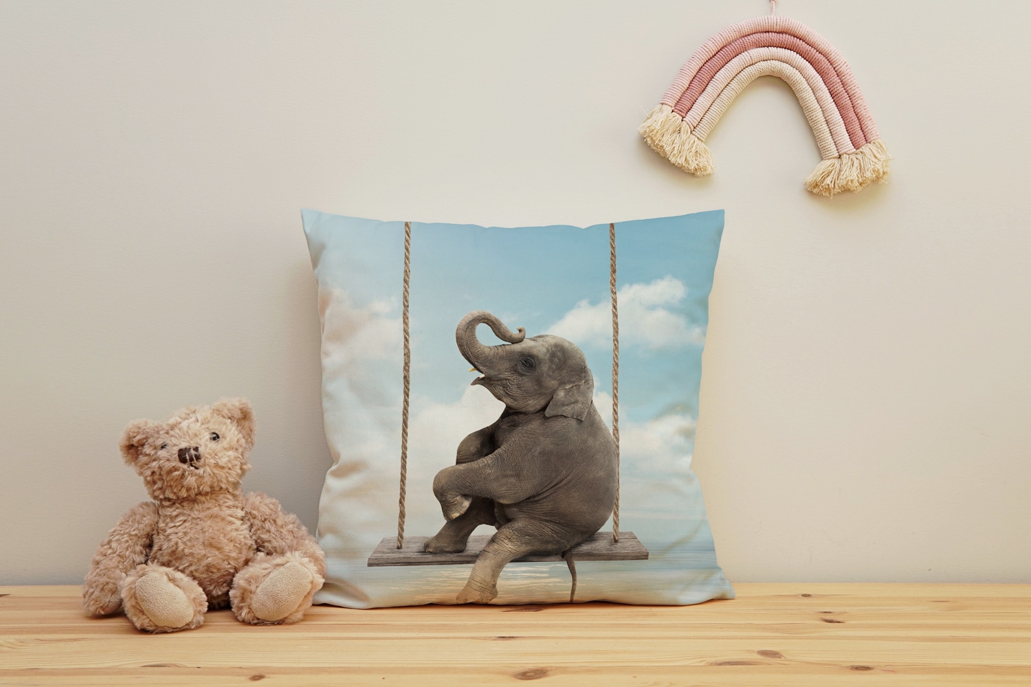 queence Dekokissen "Elefant auf Schaukel" Kissenhülle mit HD Premium Druck, geruchsneutral, 40x40cm