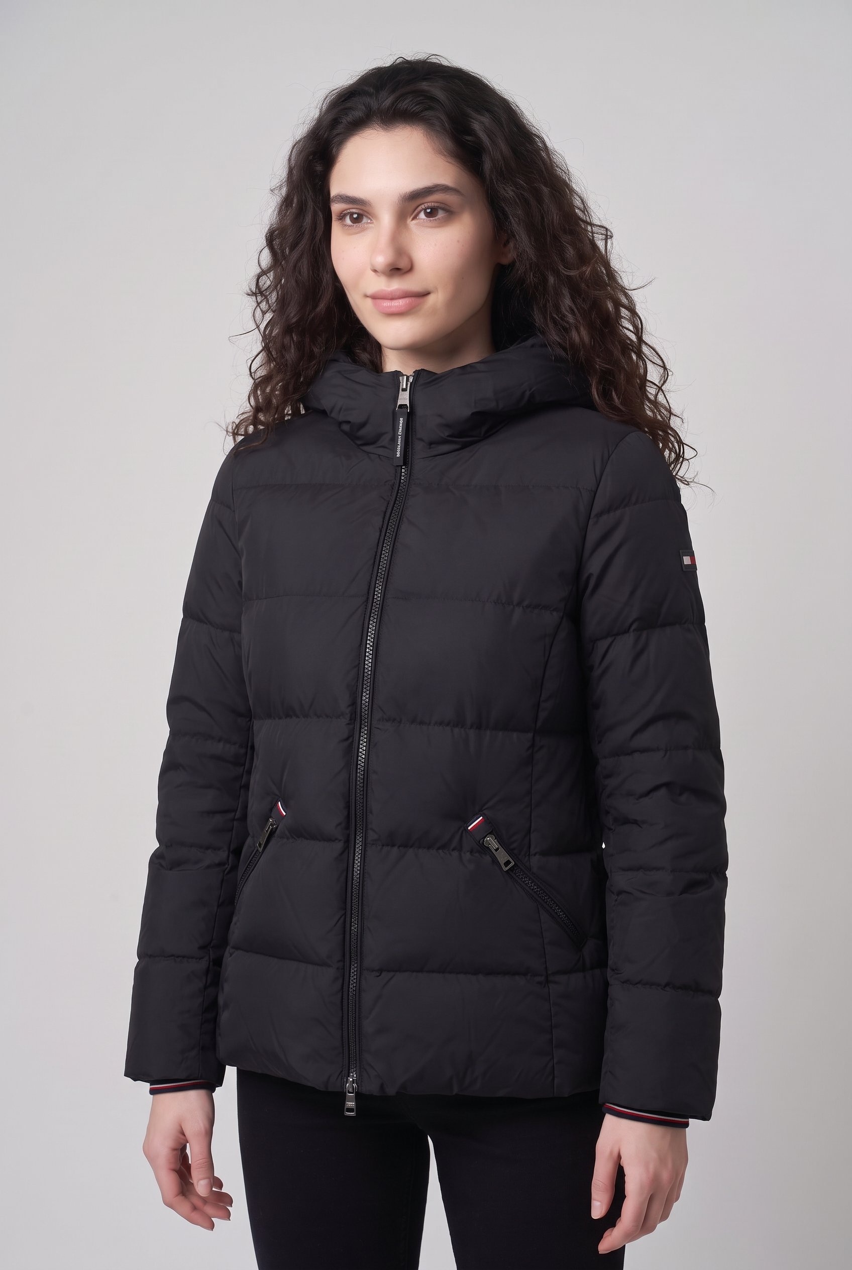 Tommy Hilfiger Steppjacke »DOWN BRANDED FITTED JACKET« mit Kapuze Kunstfaser