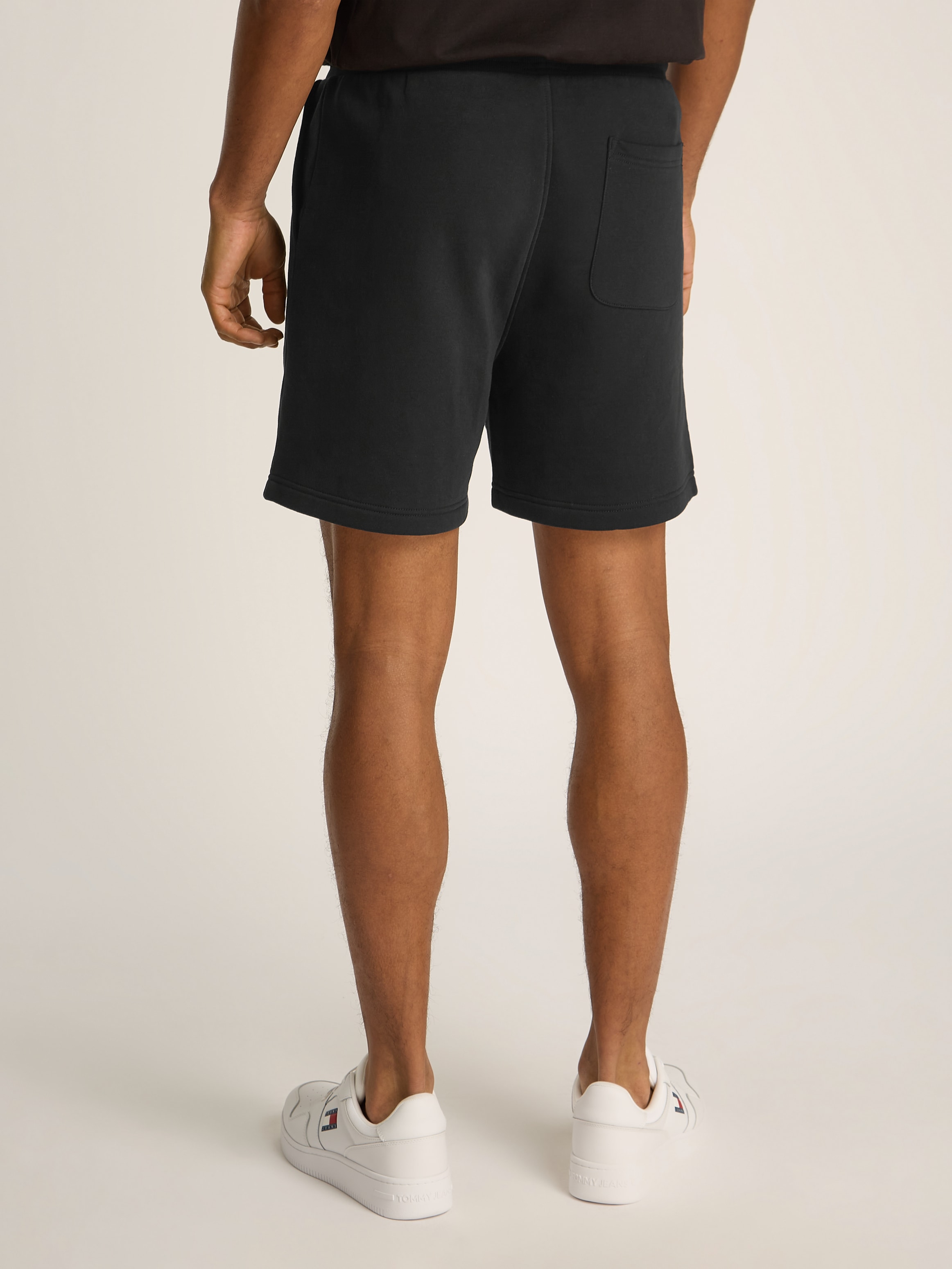 Tommy Jeans Sweatshorts »TJM REG LINEAR SHORT«, mit Logostickerei