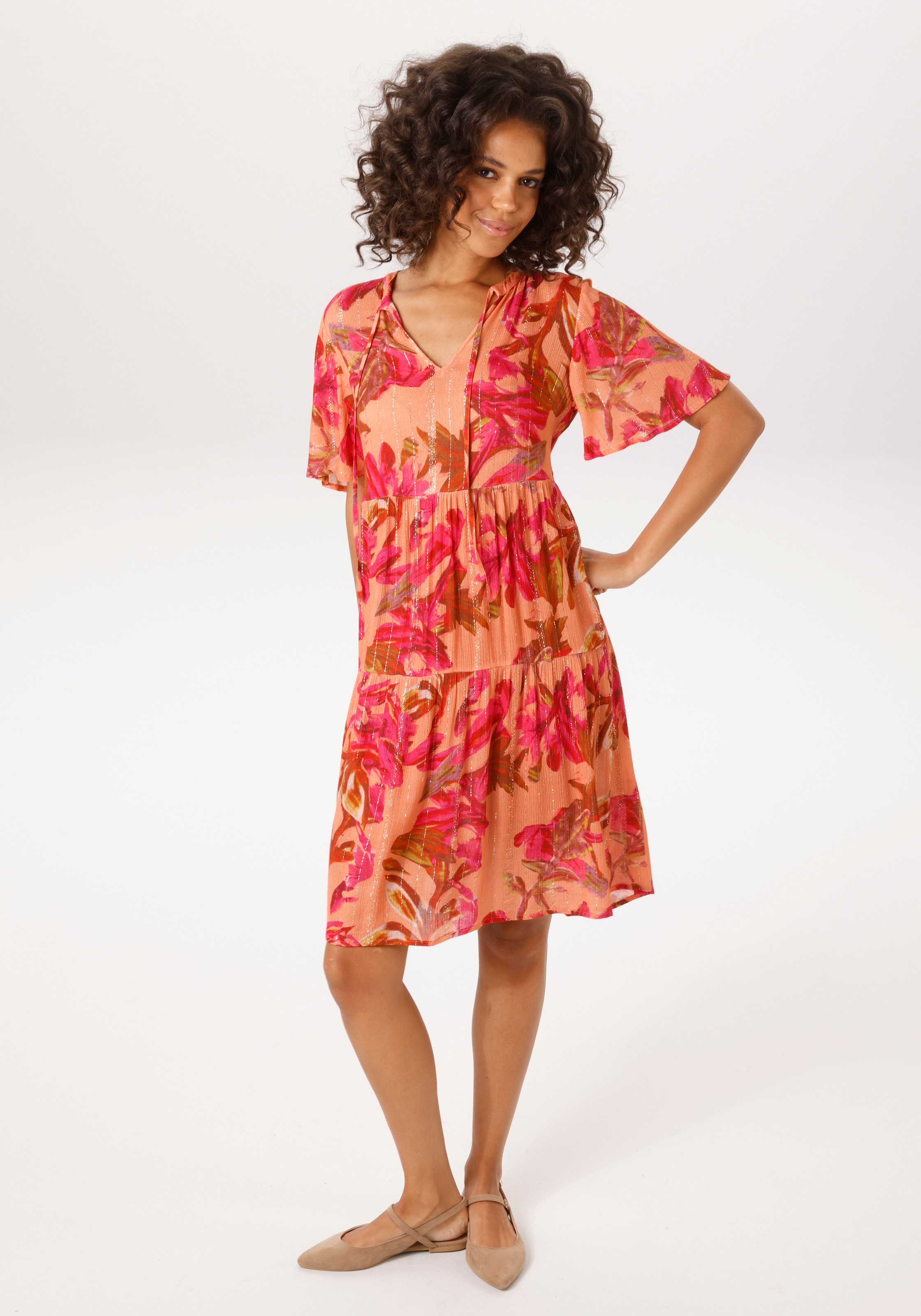 Aniston CASUAL Sommerkleid mit fantasievollen Blumendruck und Glitzerfäden günstig online kaufen