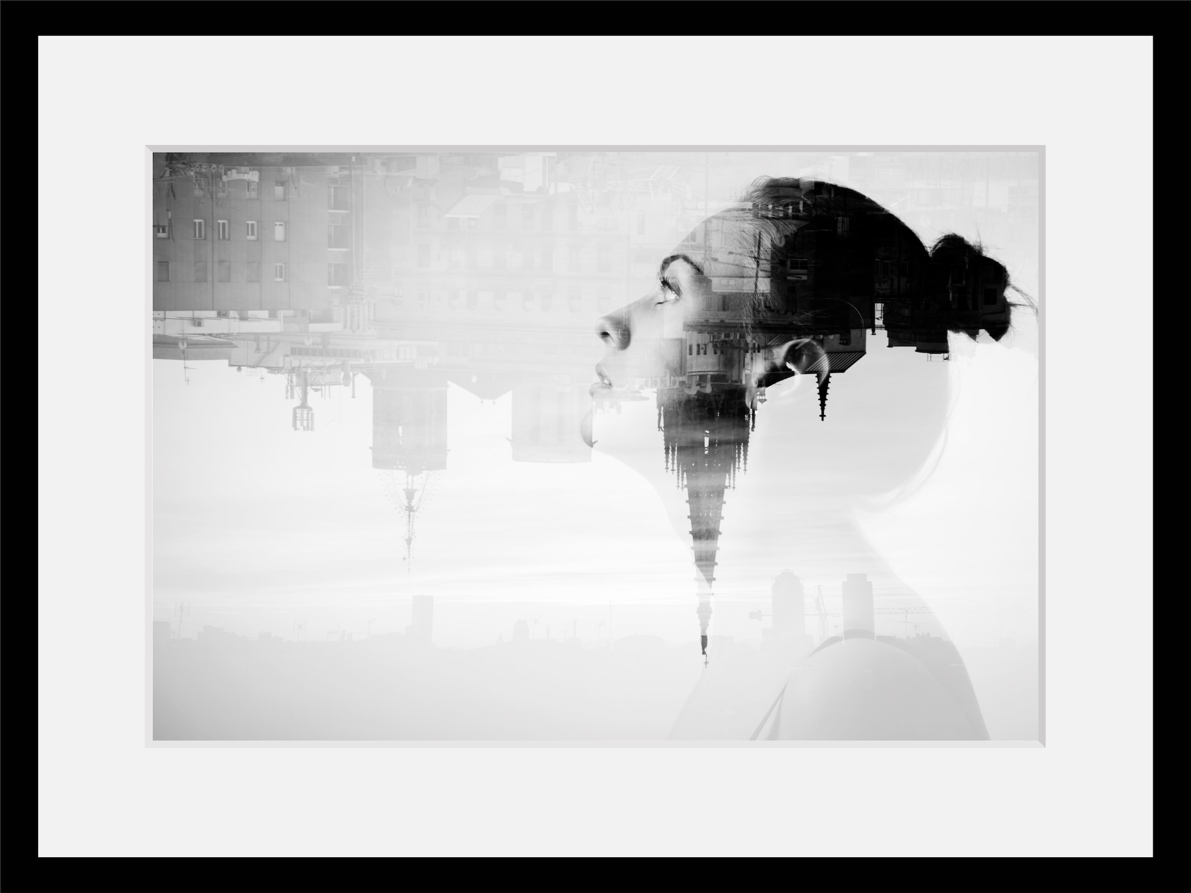 queence Bild "OVERTHINKING" Foto Frau Kunst Schwarz-Weiß Stadt Städte HD Premium Poster-Druck inkl. Holzrahmen