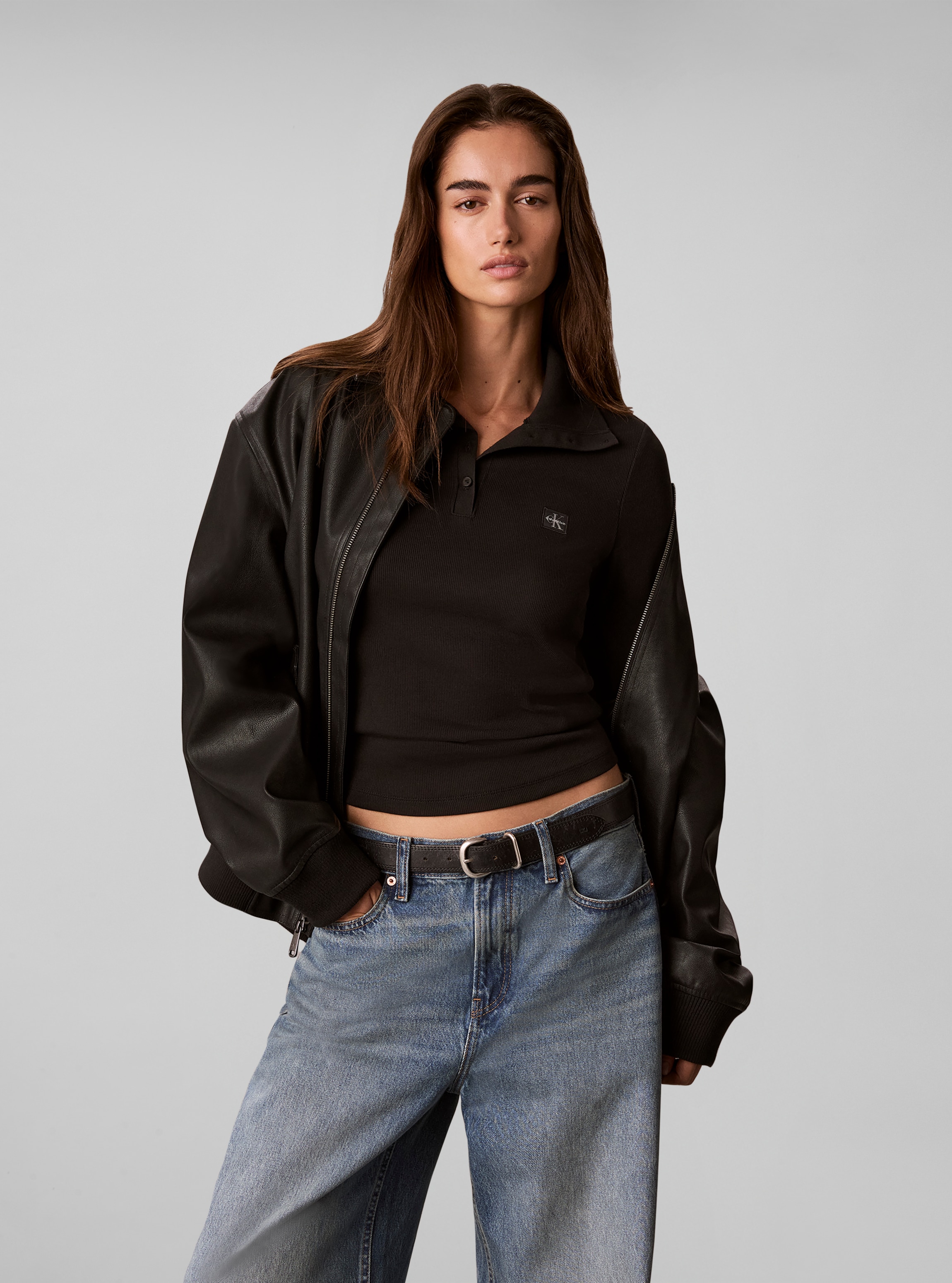 Calvin Klein Jeans Langarmshirt Kragen mit Knopfleiste, Regular Fit, kurze Form