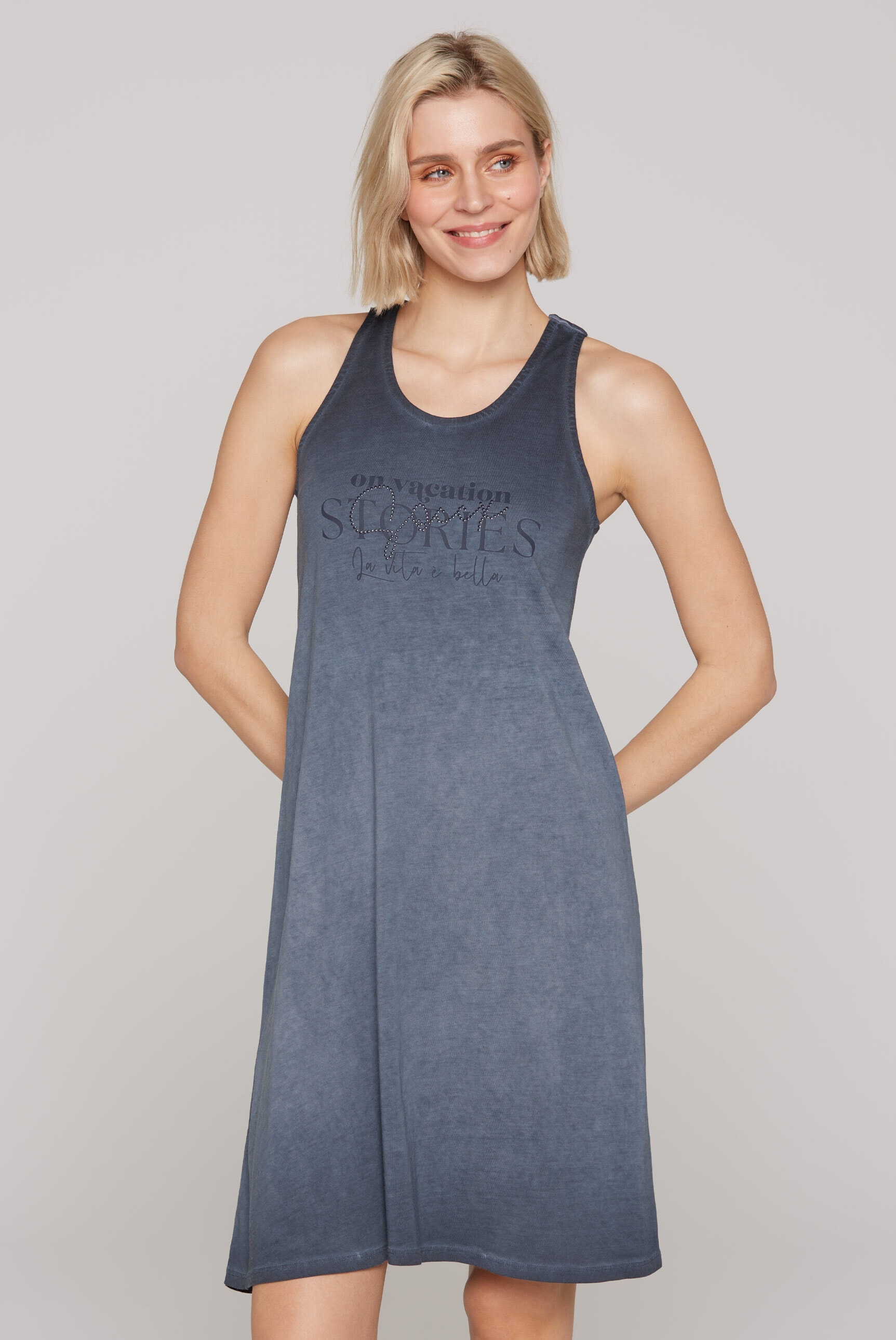 SOCCX Trägerkleid, mit Glitzerstein-Wording günstig online kaufen