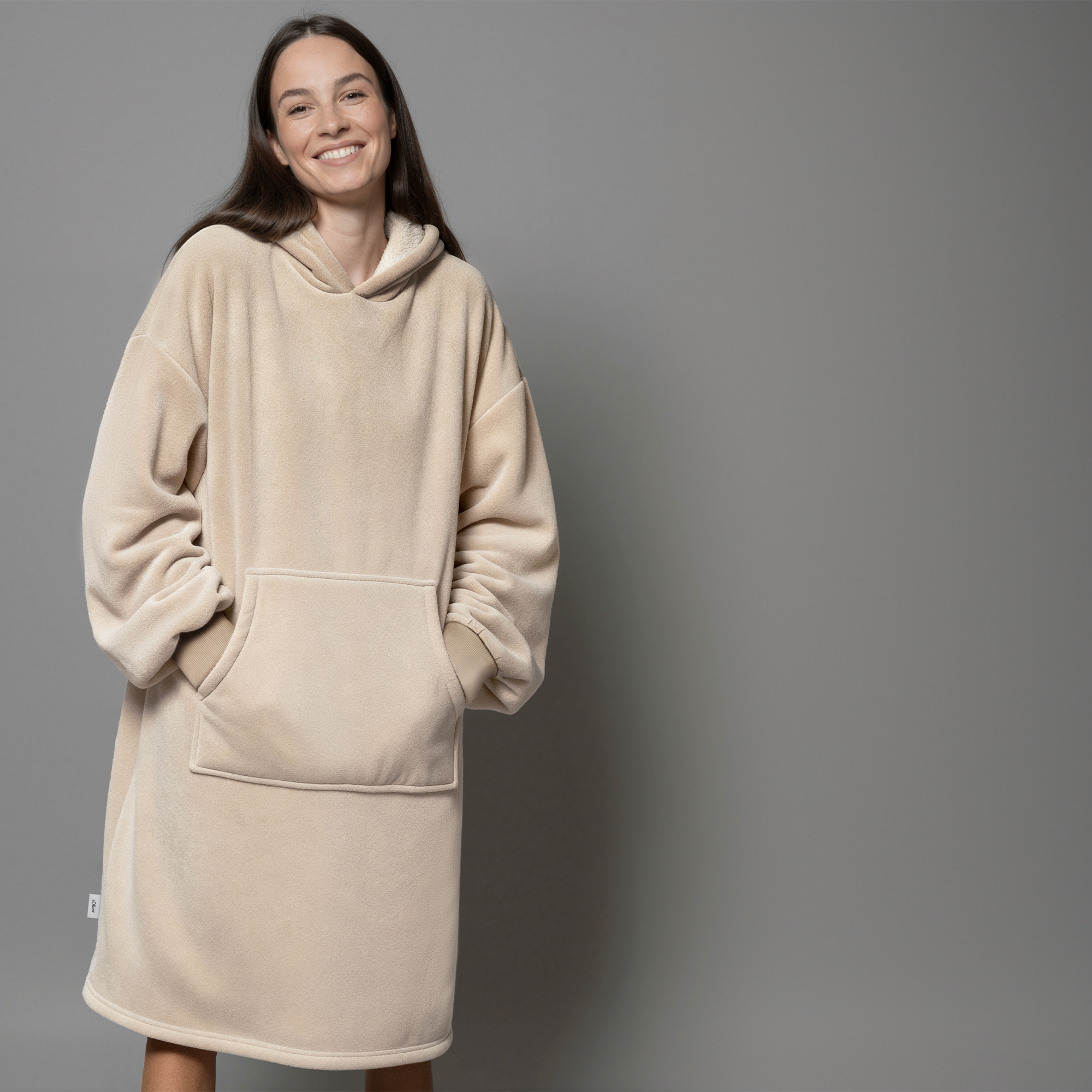s.Oliver Wohndecke »s.Oliver Lounge Hoodie« mit Kapuze, Ärmeln und Tasche
