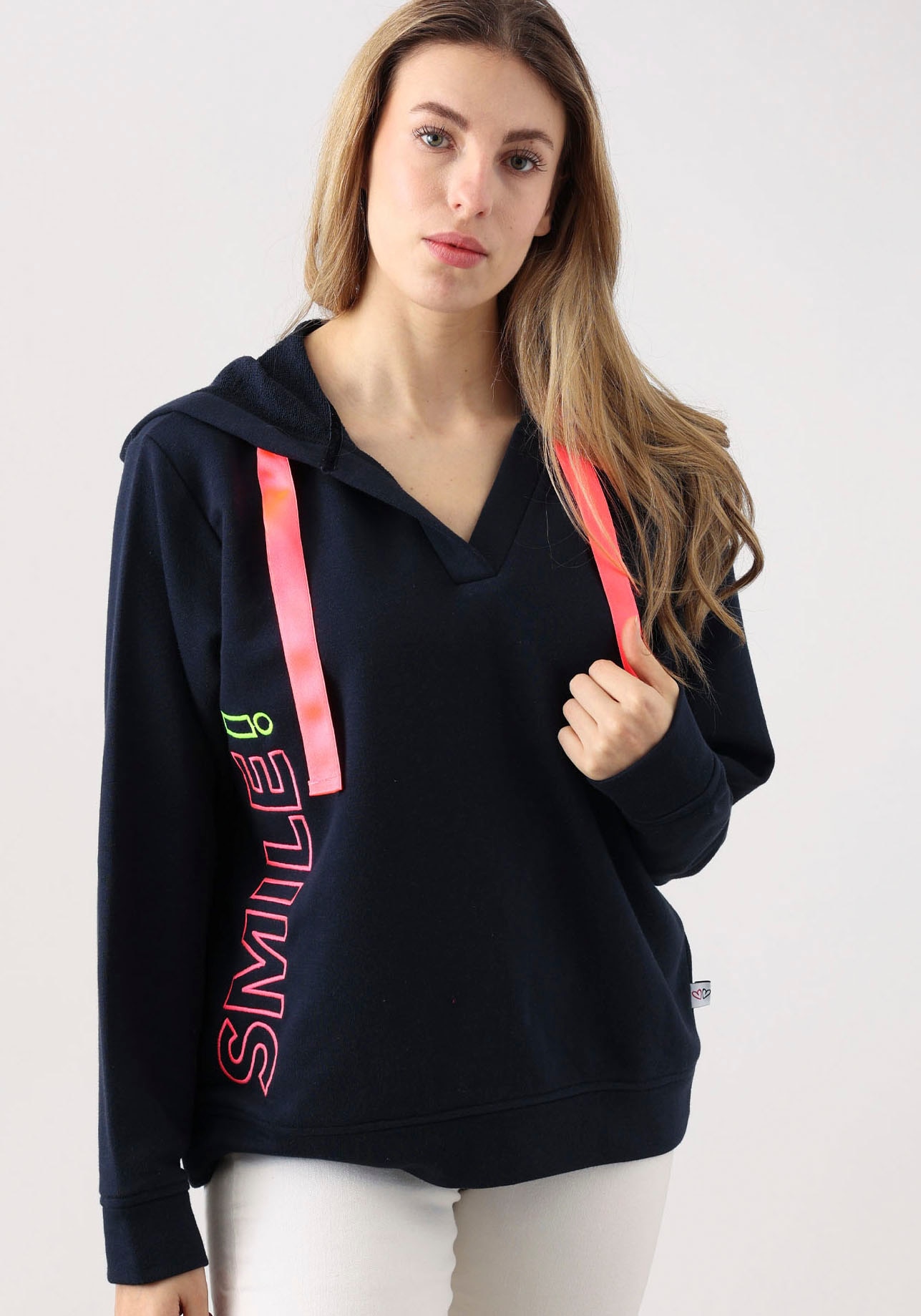 Zwillingsherz Sweatshirt "Smile", mit breiten Bändern, V-Ausschnitt und Details in neonfarben