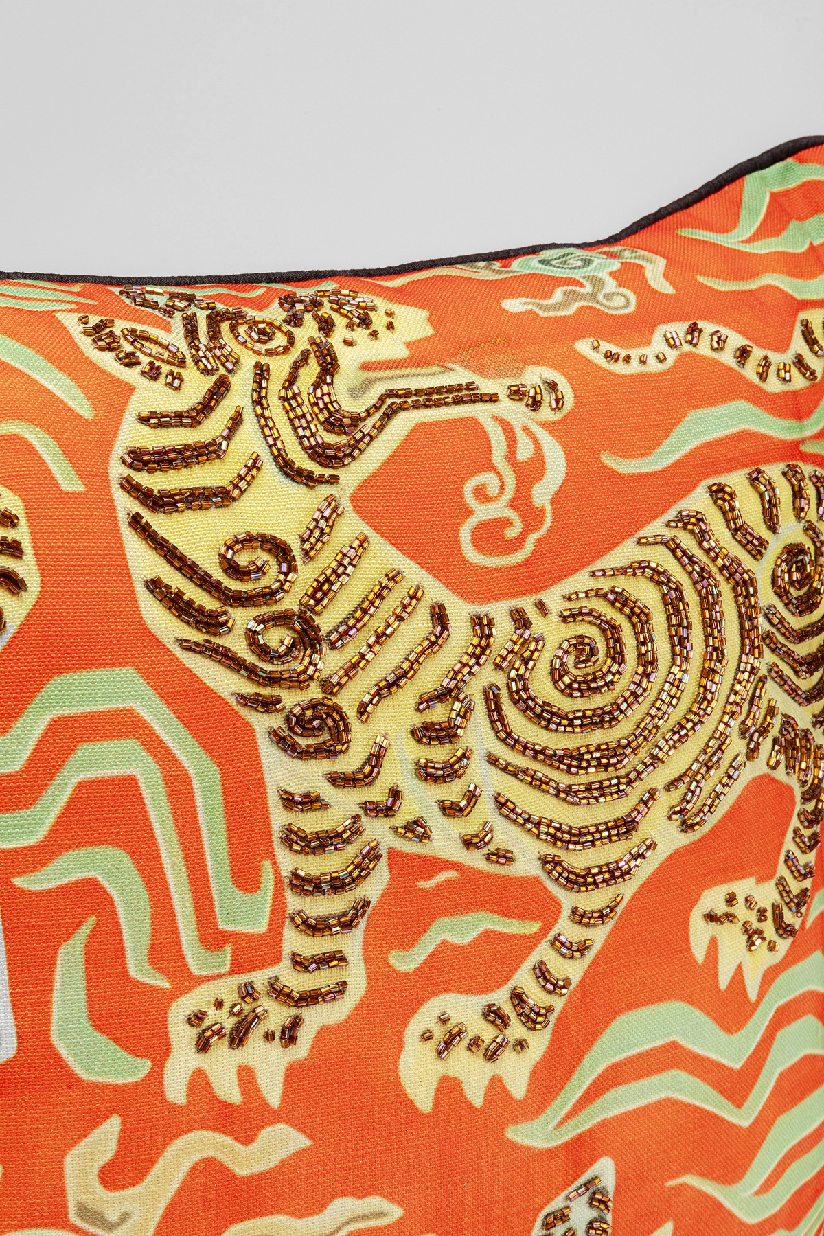 Kare Design Dekokissen »Tiger Love, Kissenhülle mit Füllung, 45x45 cm« stützt Kopf und Nacken angenehm und sorgt für erholsamen Schlaf