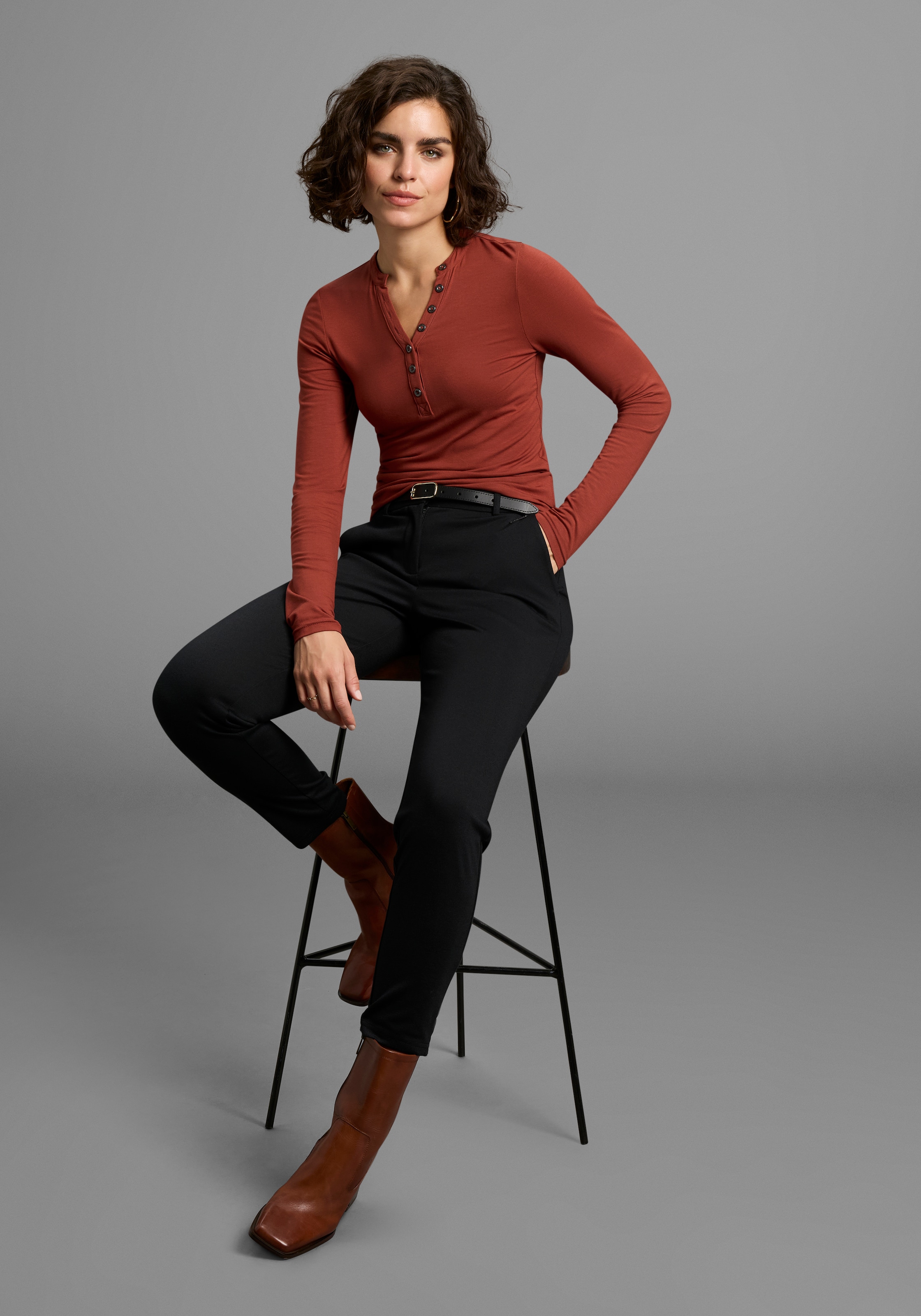 Laura Scott Longsleeve, mit Knopfleiste - NEUE KOLLEKTION