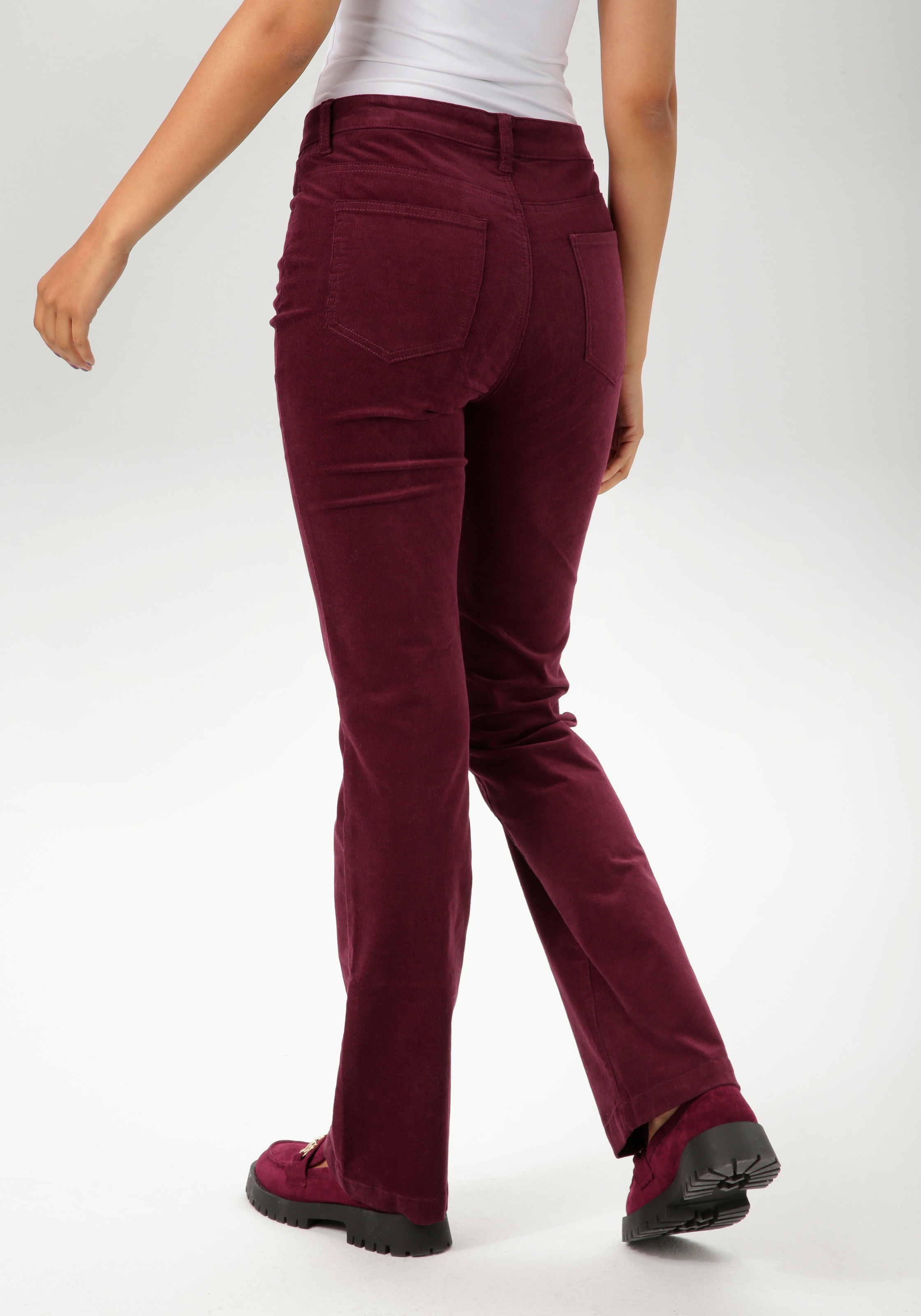 Aniston CASUAL Cordhose, in trendiger Bootcut-Form
