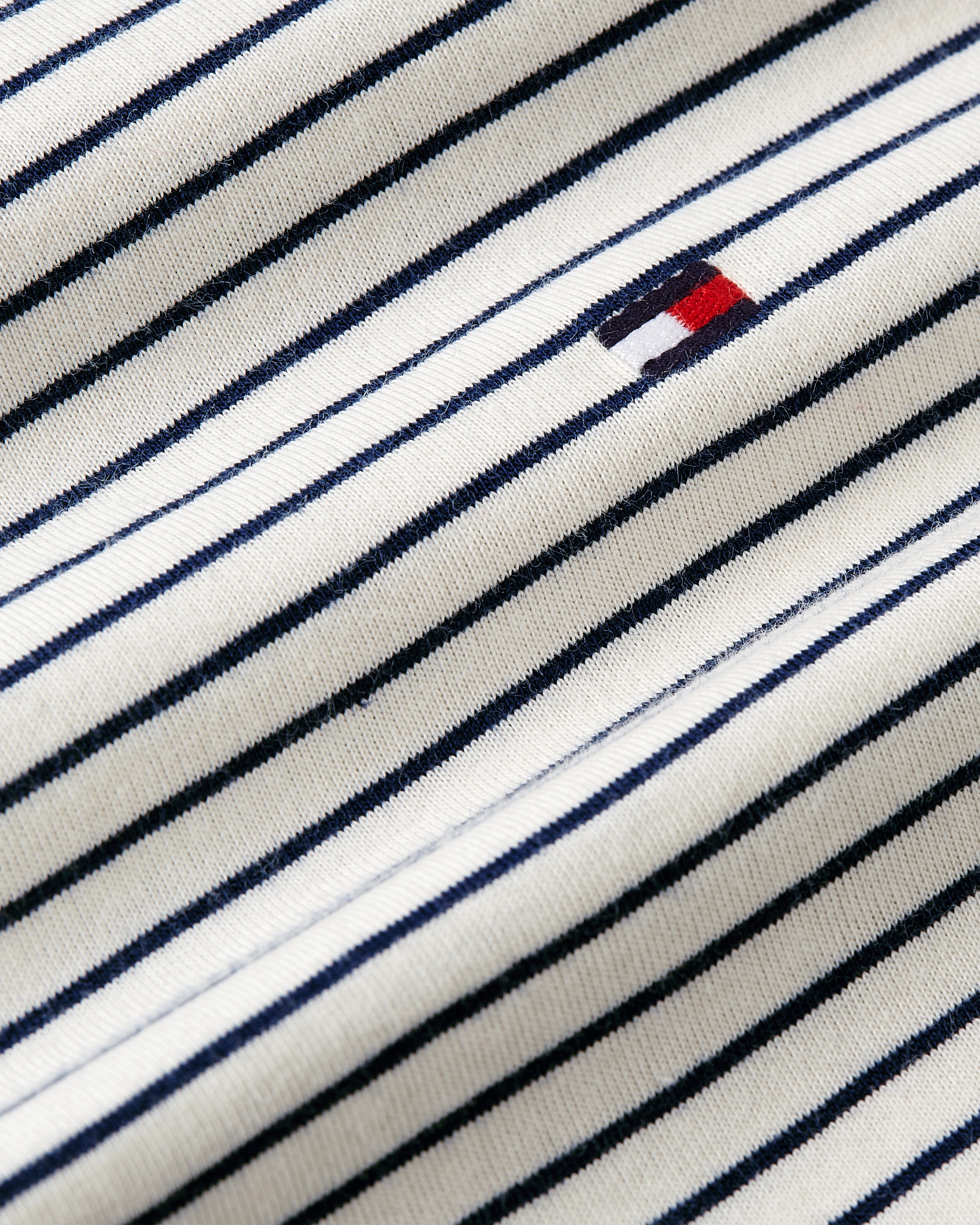 Tommy Hilfiger T-Shirt »ESSENTIAL REG FIT SOLID TEE mit Stickerei und Rundhals«, unifarben, casual, regular fit, Baumwolle, Rundhals