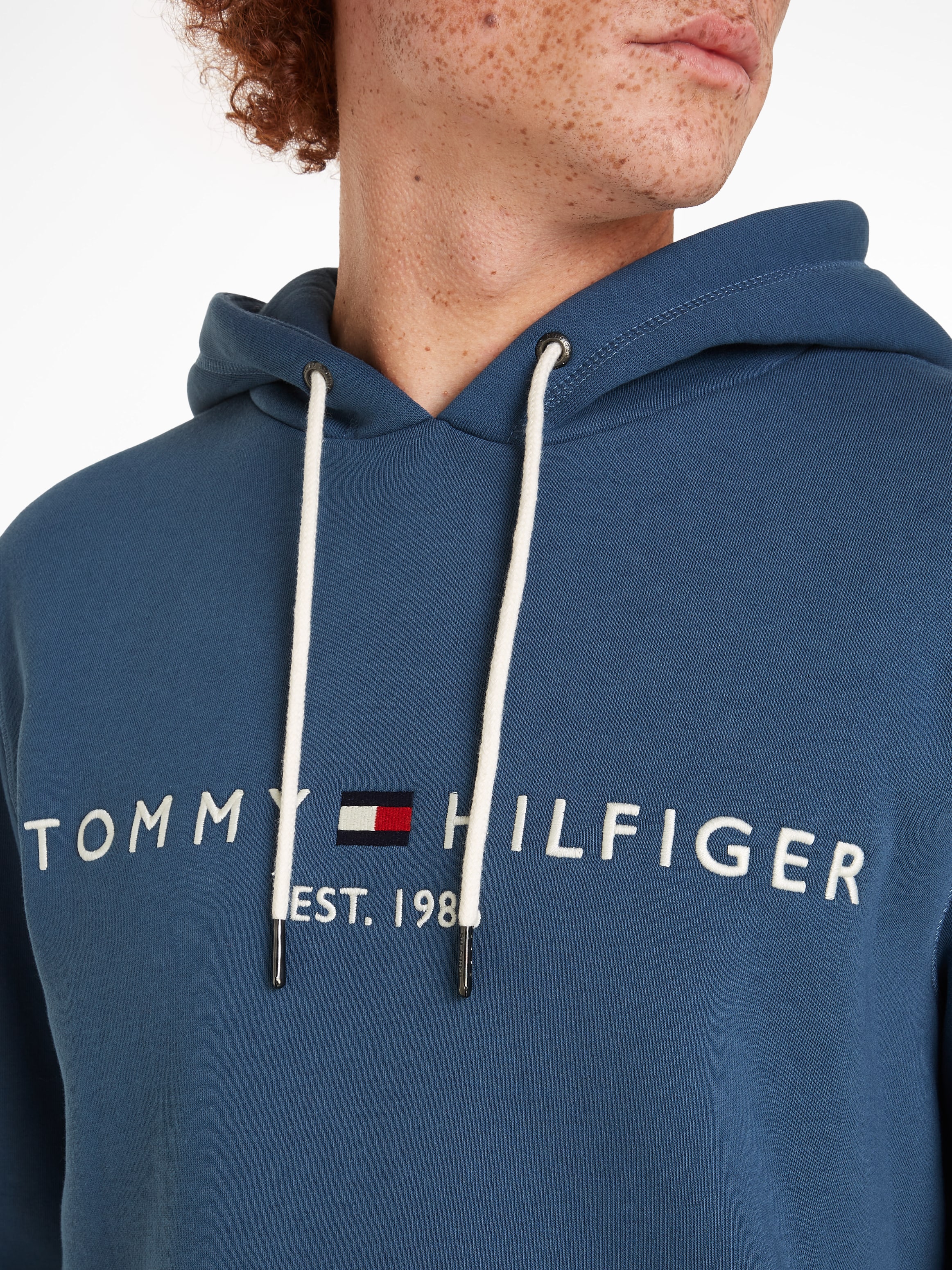 Tommy Hilfiger Kapuzensweatshirt »TOMMY LOGO HOODY«, mit Kapuze und Kängurutasche