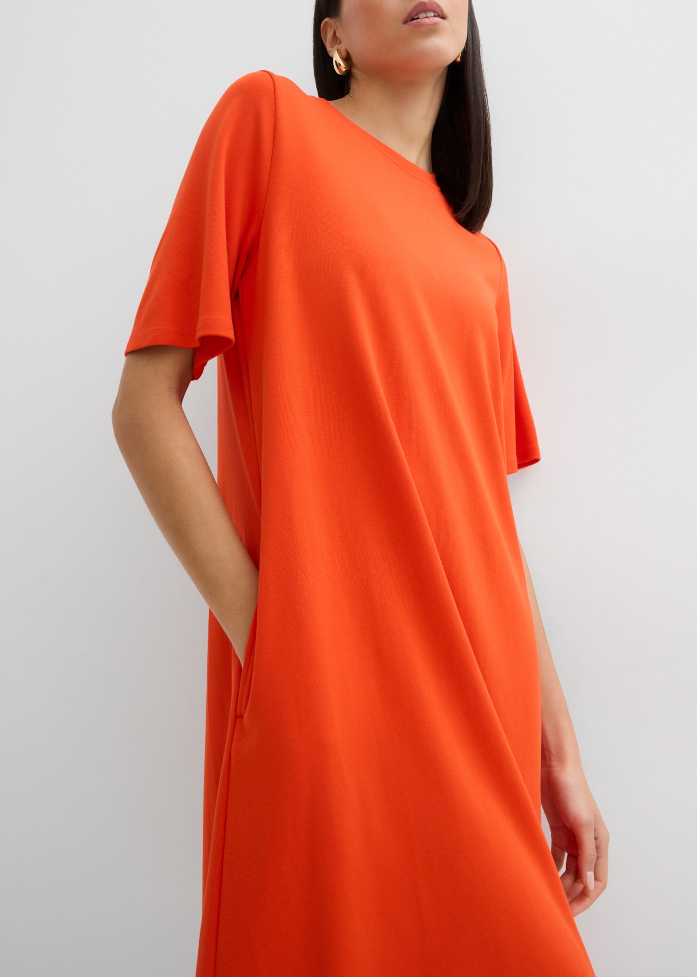 bonprix Shirtkleid lässige Passform, A-Linie, Kurzarm-Design, aus Viskose, ohne Kragen