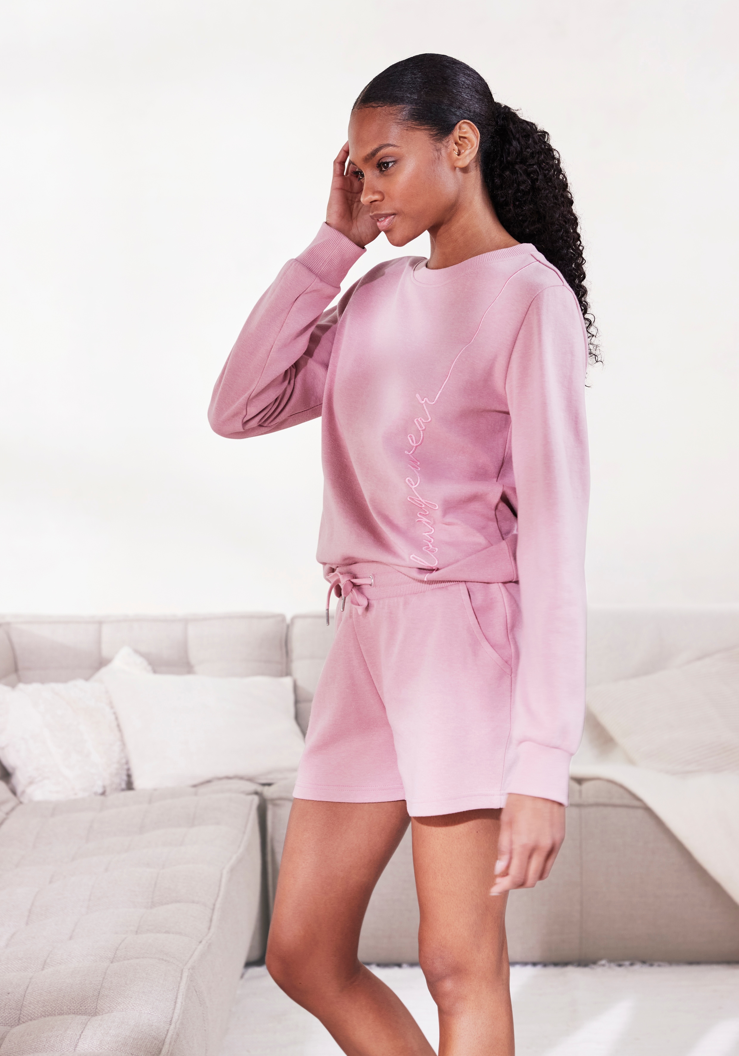 Vivance Longsweatshirt, mit Loungewear Stickerei, Loungeshirt