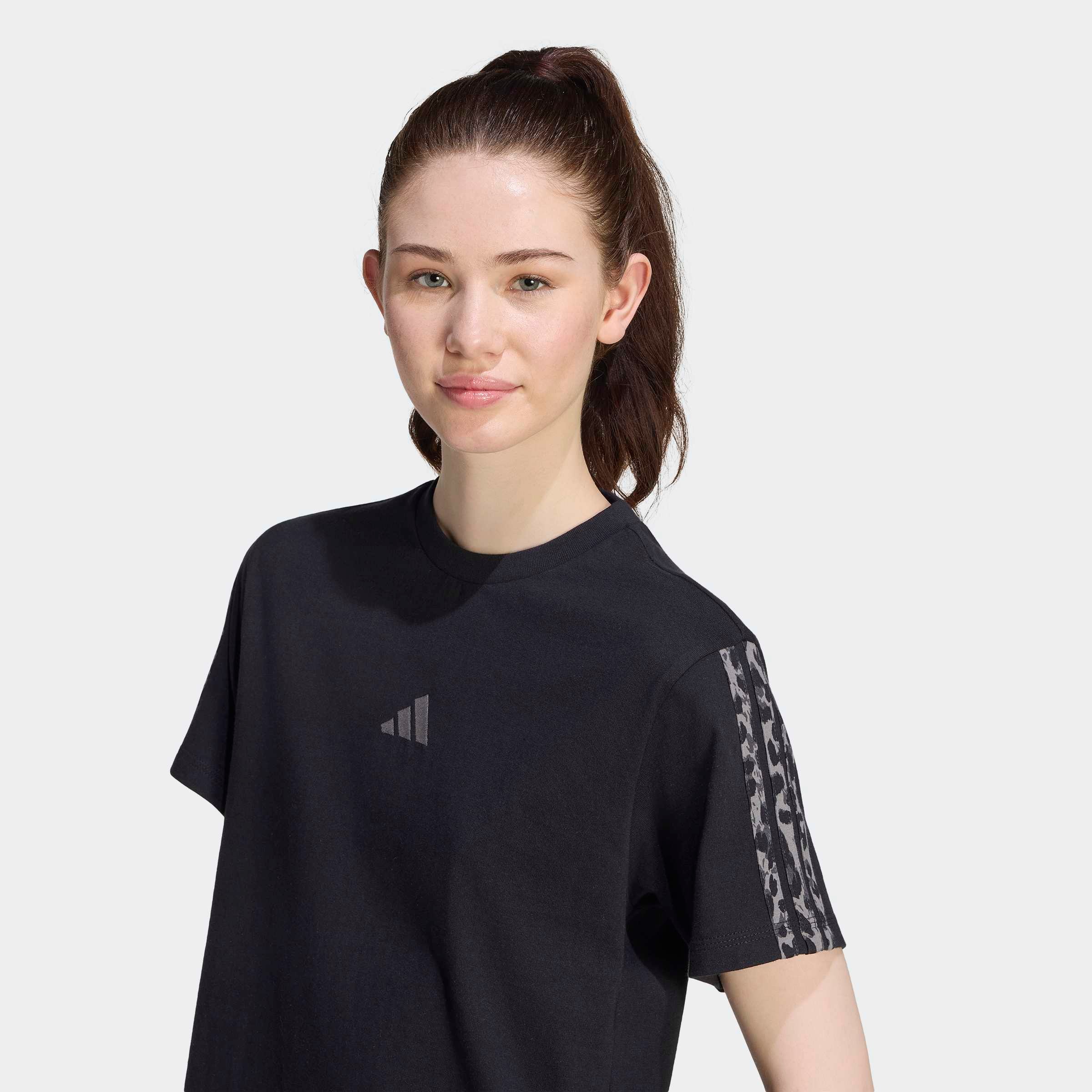 adidas Sportswear T-Shirt »W AOP 3S SJ TEE« mit Rundhalsausschnitt, ohne Verschluss, aus Baumwolle