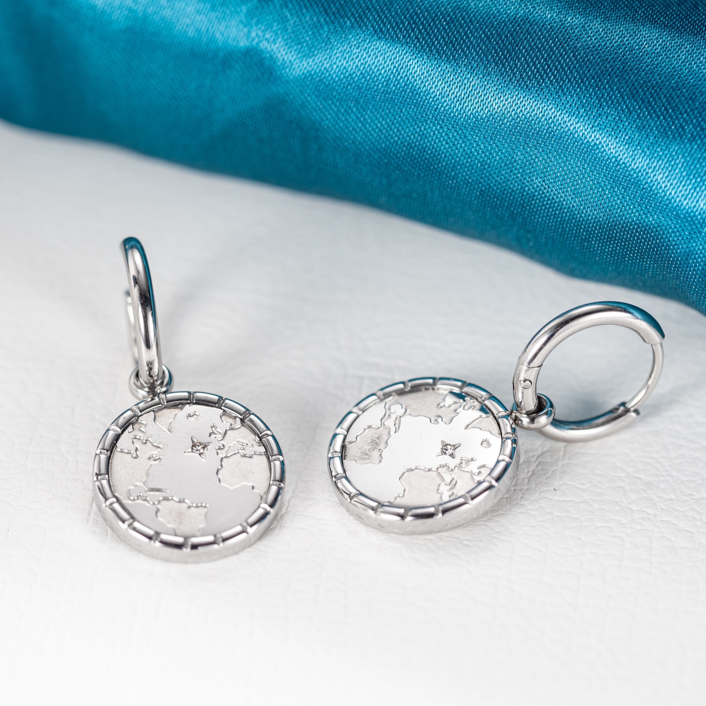 Firetti Paar Creolen »Schmuck Geschenk Edelstahl Ohrschmuck Ohrringe Planet Earth Welt«, mit Zirkonia (synth.) - Einhänger abnehmbar