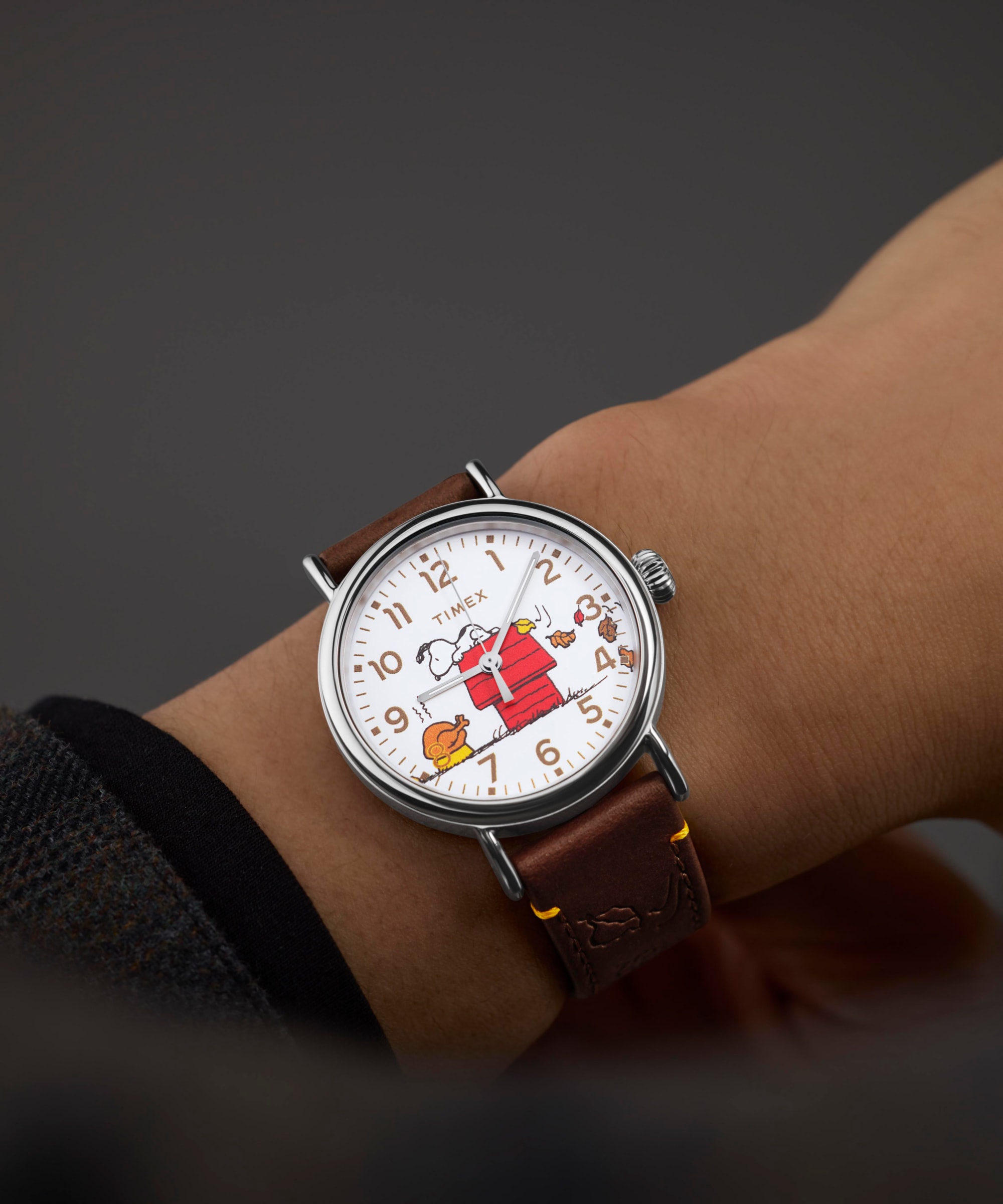 Timex Quarzuhr »TIMEX x PEANUTS TIMEX WATERBURY«, Armbanduhr, Herrenuhr, Damenuhr, Lederarmband, Leuchtzeiger