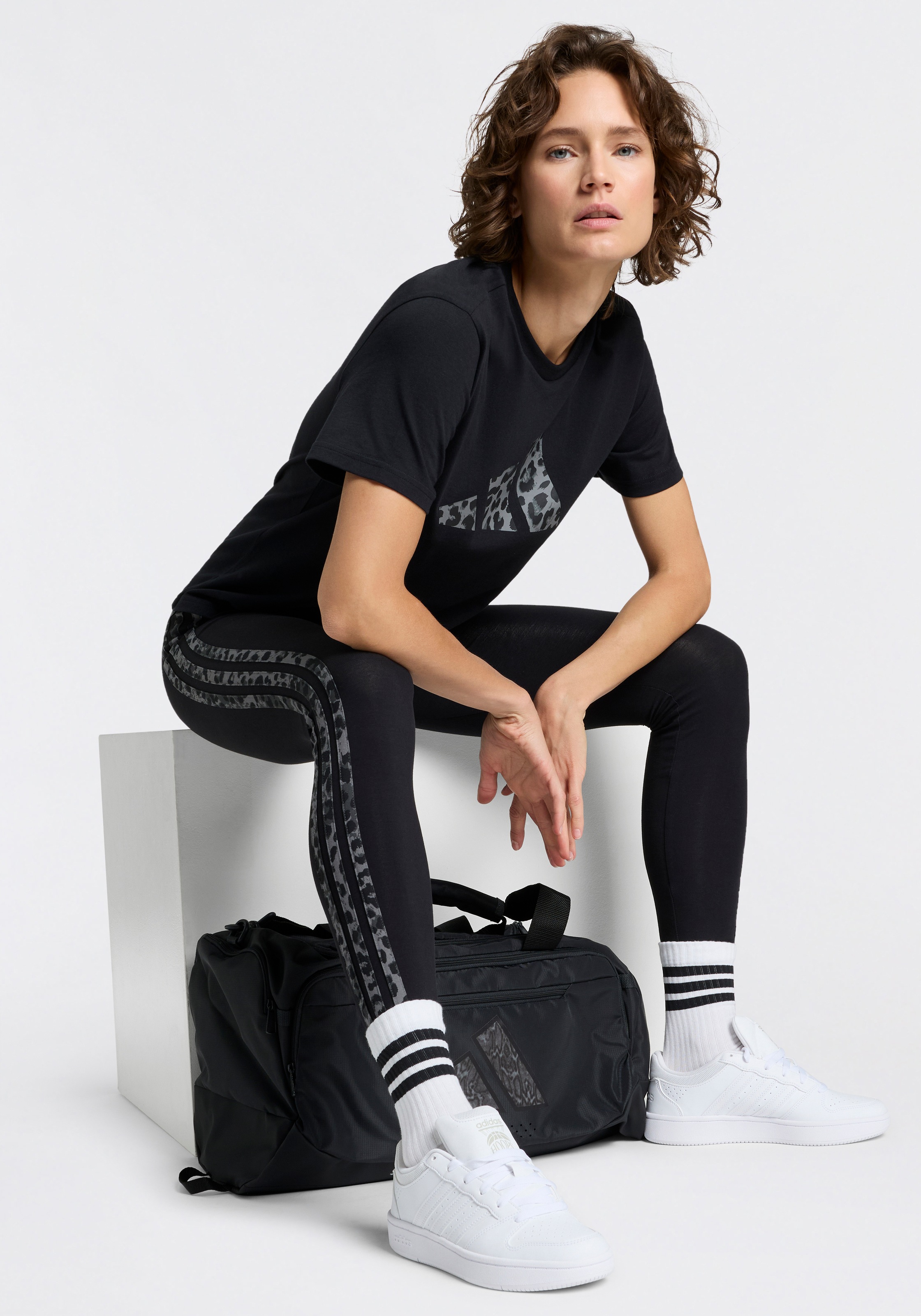adidas Sportswear T-Shirt »GRAPHIC MIT ANIMALPRINT« mit Rundhalsausschnitt, ohne Verschluss, sportlicher Stil
