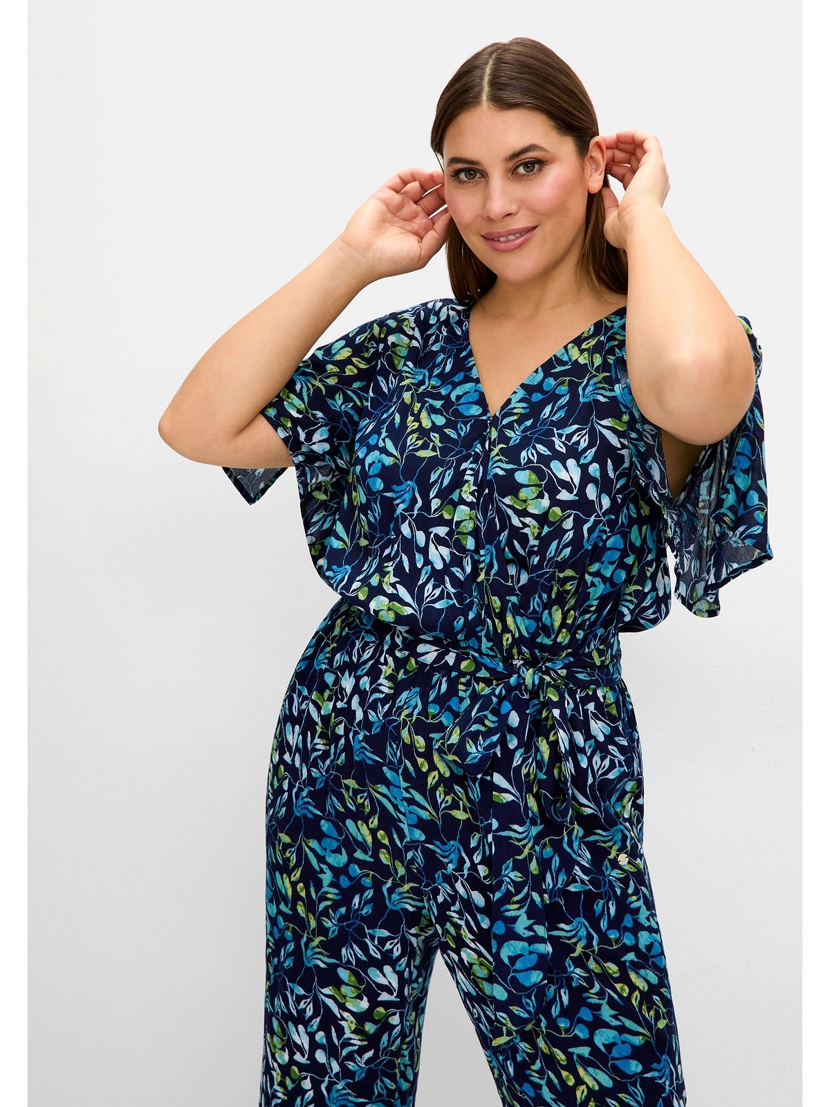 Sheego Jumpsuit »Große Größen«, in Wickeloptik, mit Cut-out-Ärmeln