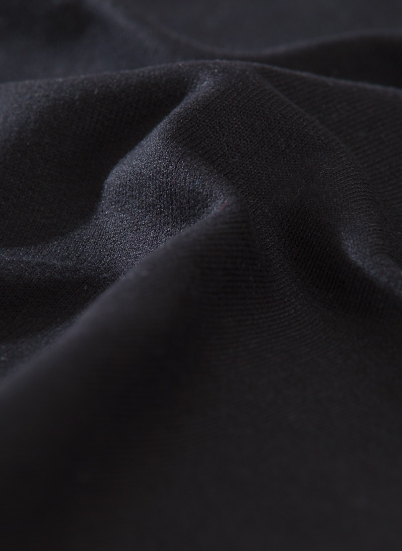 Trigema Jerseyhose »TRIGEMA Schwarze Jogginghose mit Retro-Druckmotiv«
