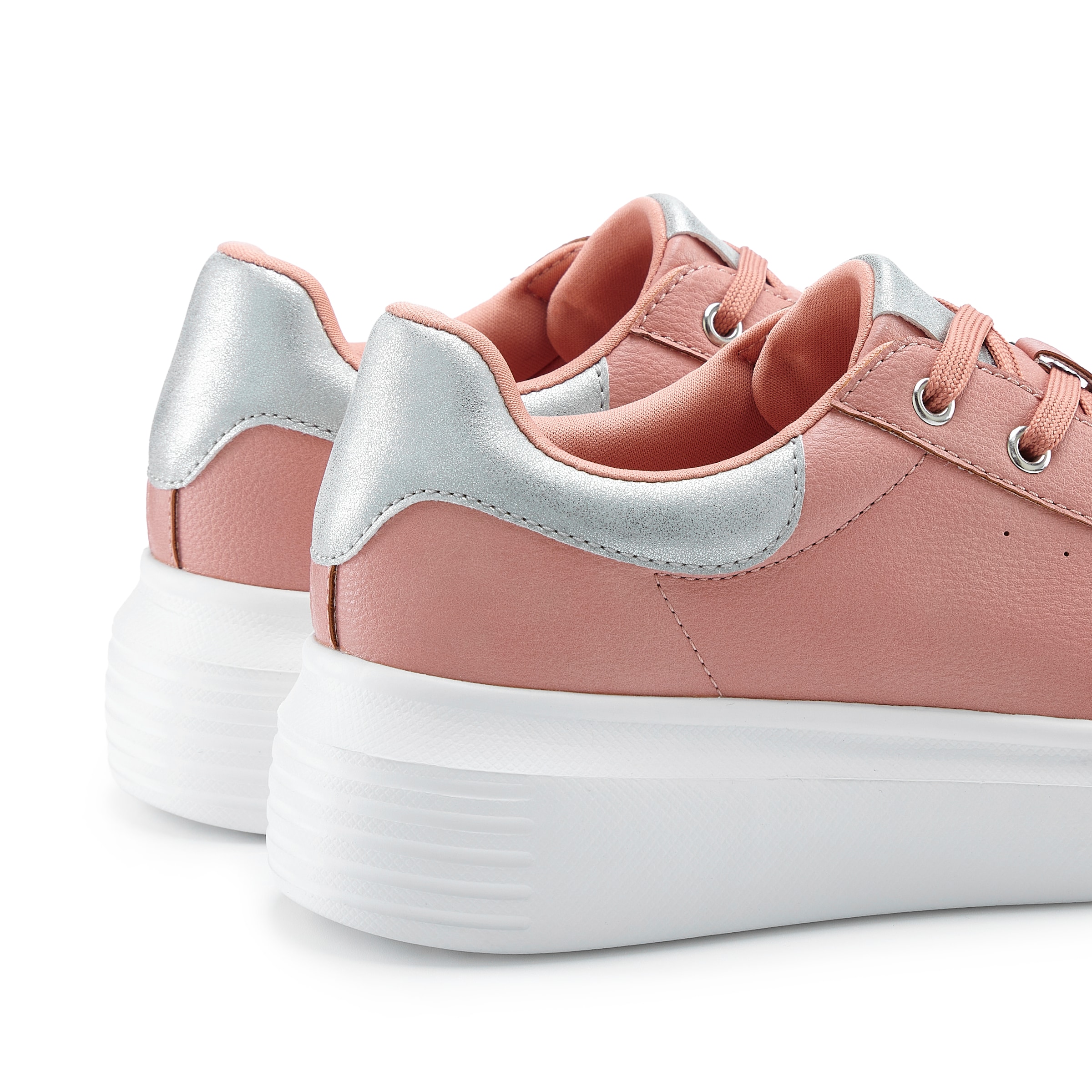 LASCANA Sneaker »Freizeitschuh, Schnürhalbschuh, Halbschuh,«, mit Metallicdetails und abnehmbarer Brosche VEGAN