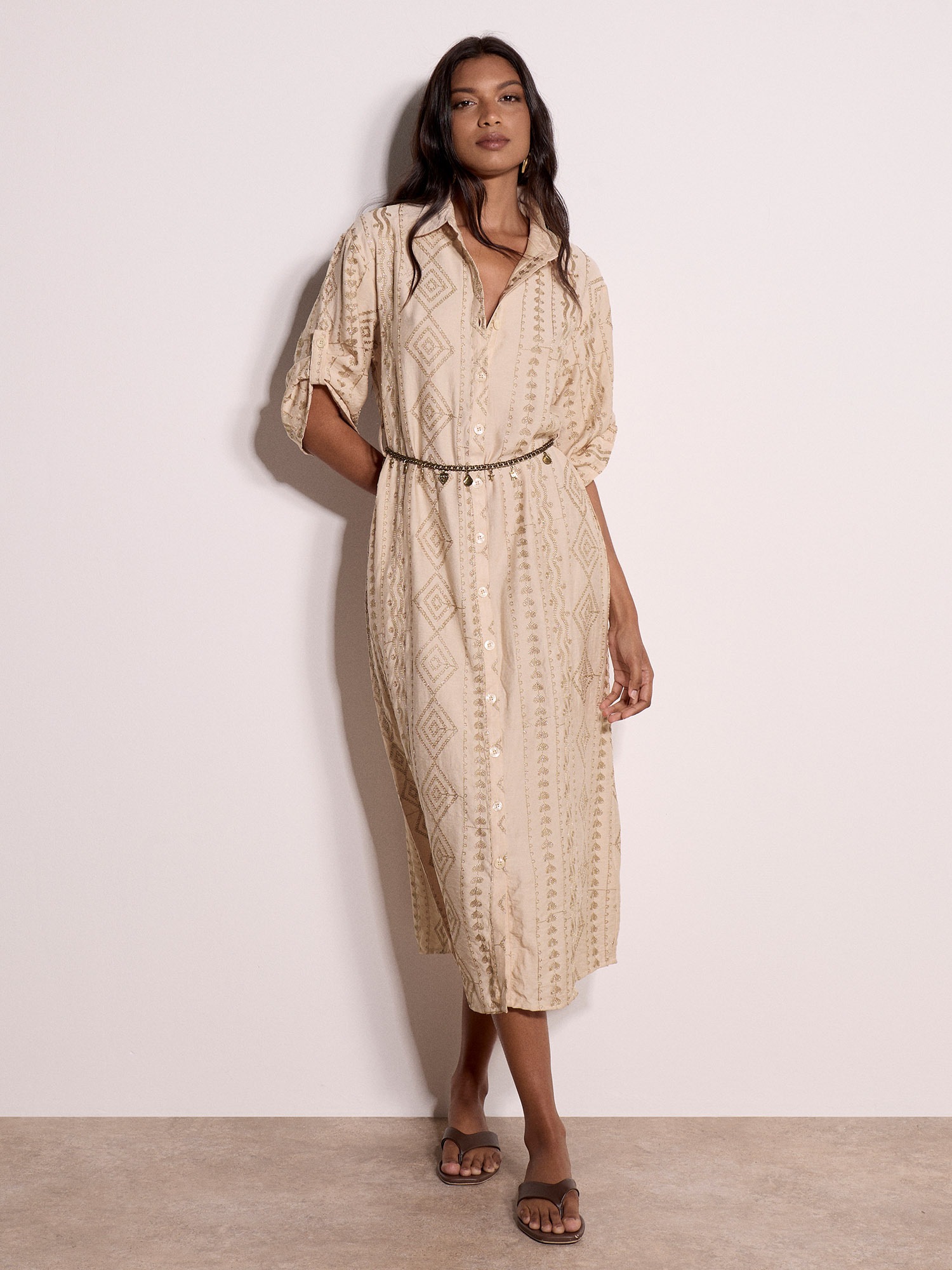 Apricot Hemdblusenkleid "Geometrisches, schimmerndes, besticktes Midikleid" Stoffgürtel, Gürtel im Lieferumfang enthalten