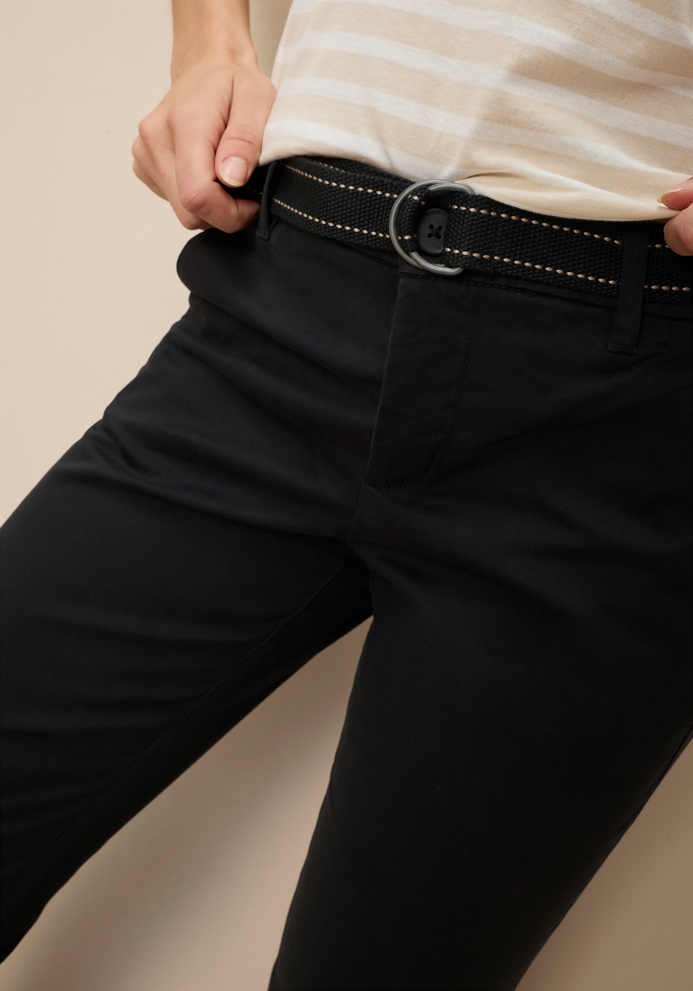 Thumbnail - AJC Chinohose in lässiger Form mit konstrastfarbendem Gürtel