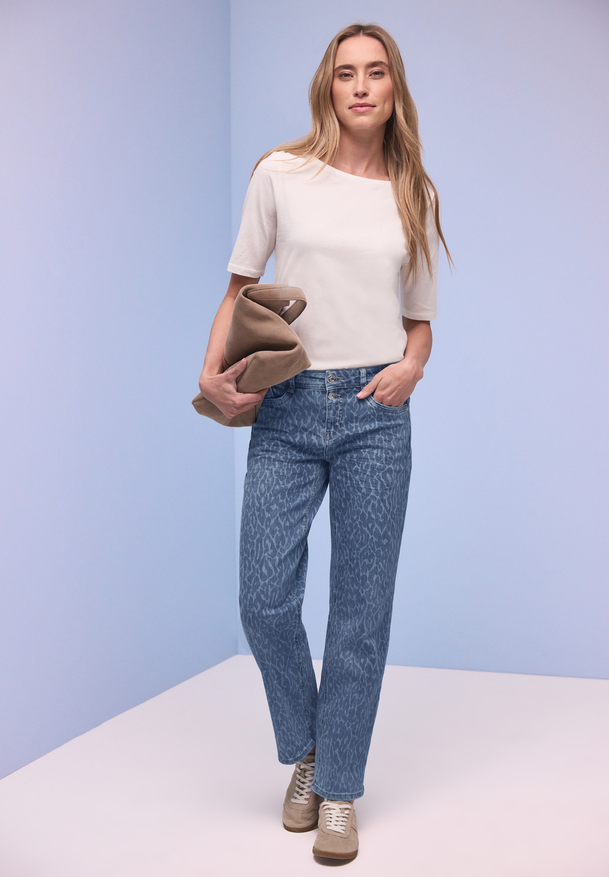 STREET ONE Straight-Jeans »Style Amalia Straight Leg« mit einem gelaserten Leo‑Muster
