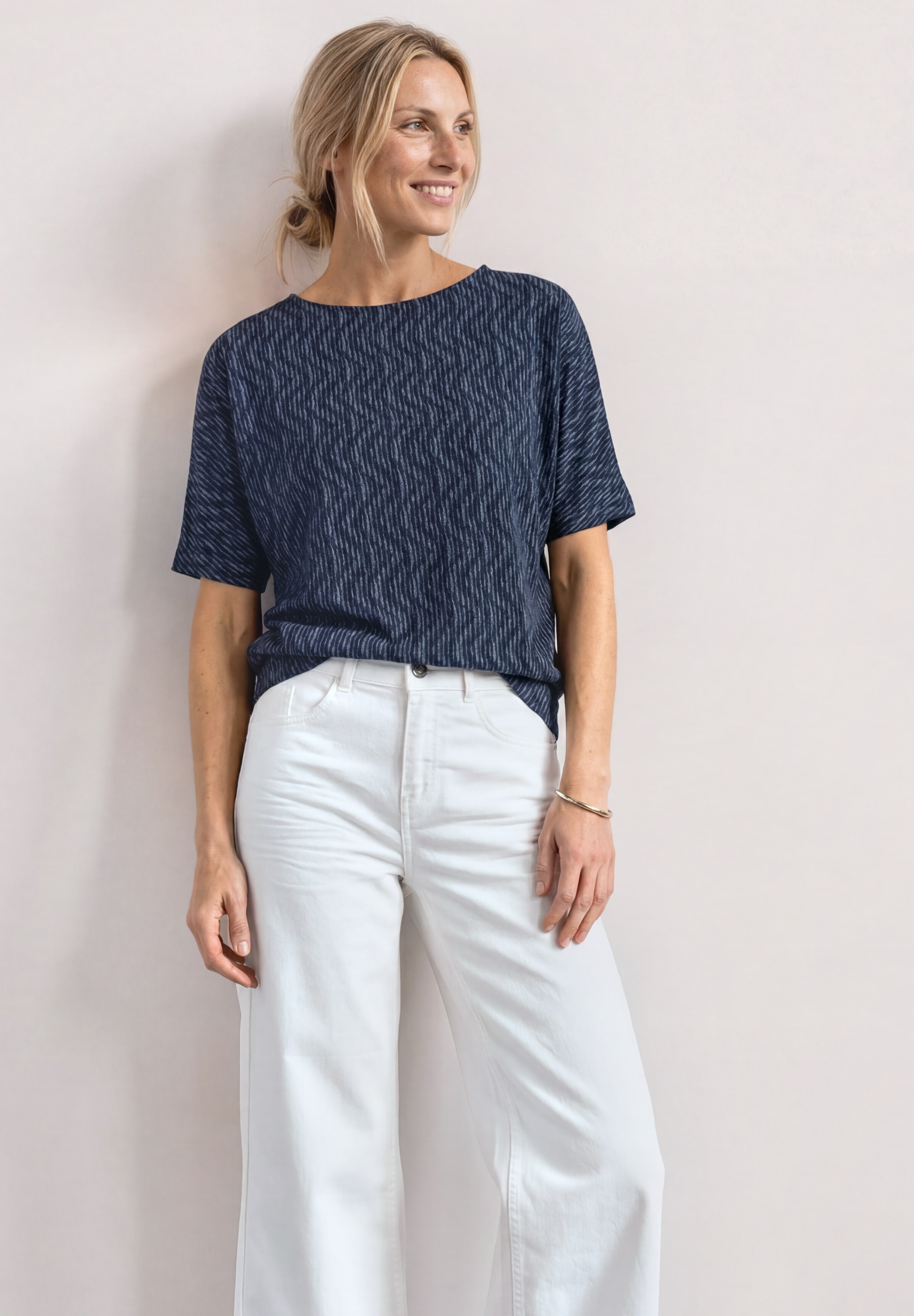 STREET ONE Rundhalsshirt Sommershirt mit ALlover-Muster und U-Boot-Ausschnitt