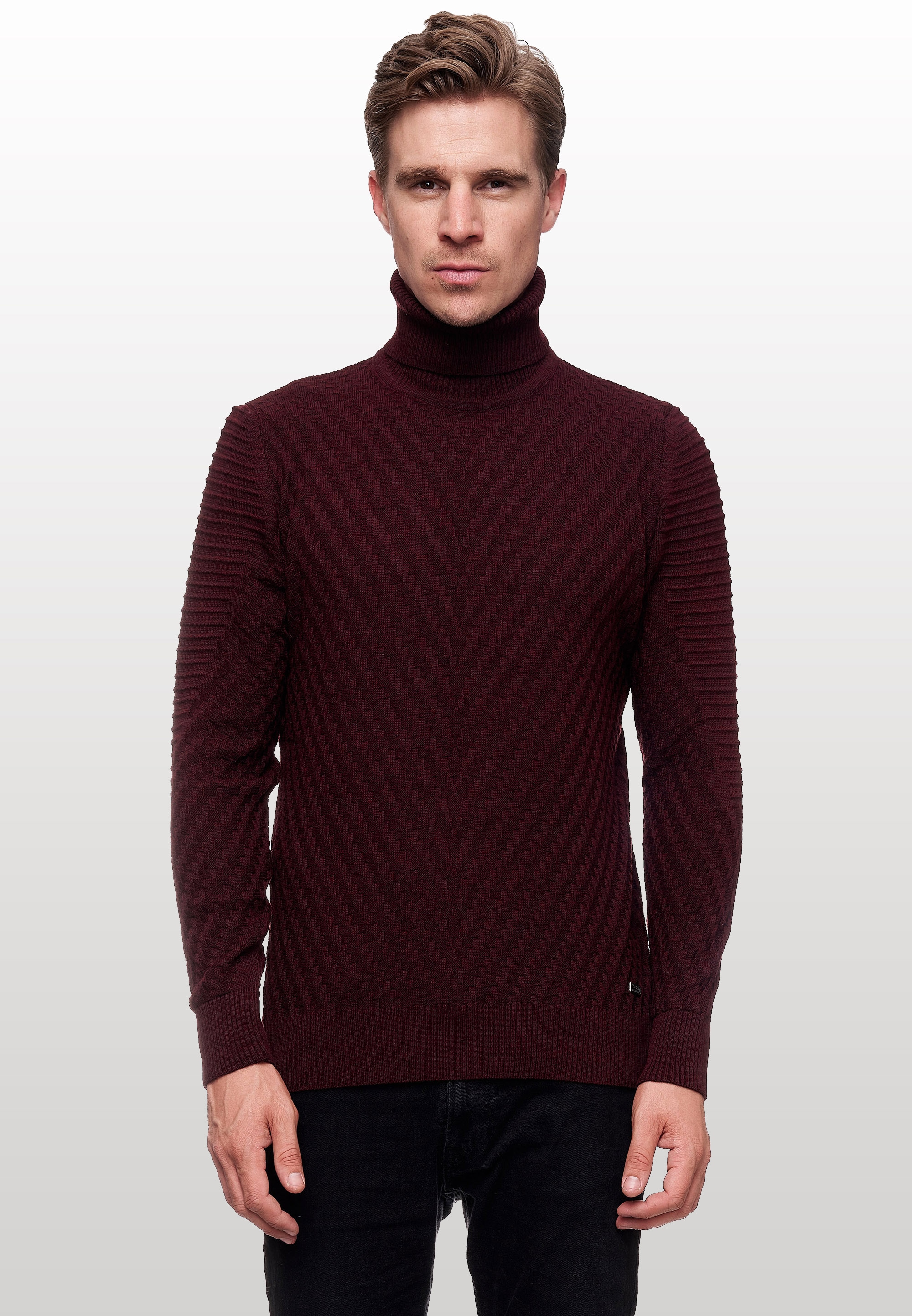 Rusty Neal Rollkragenpullover, in stilvollem Feinstrick