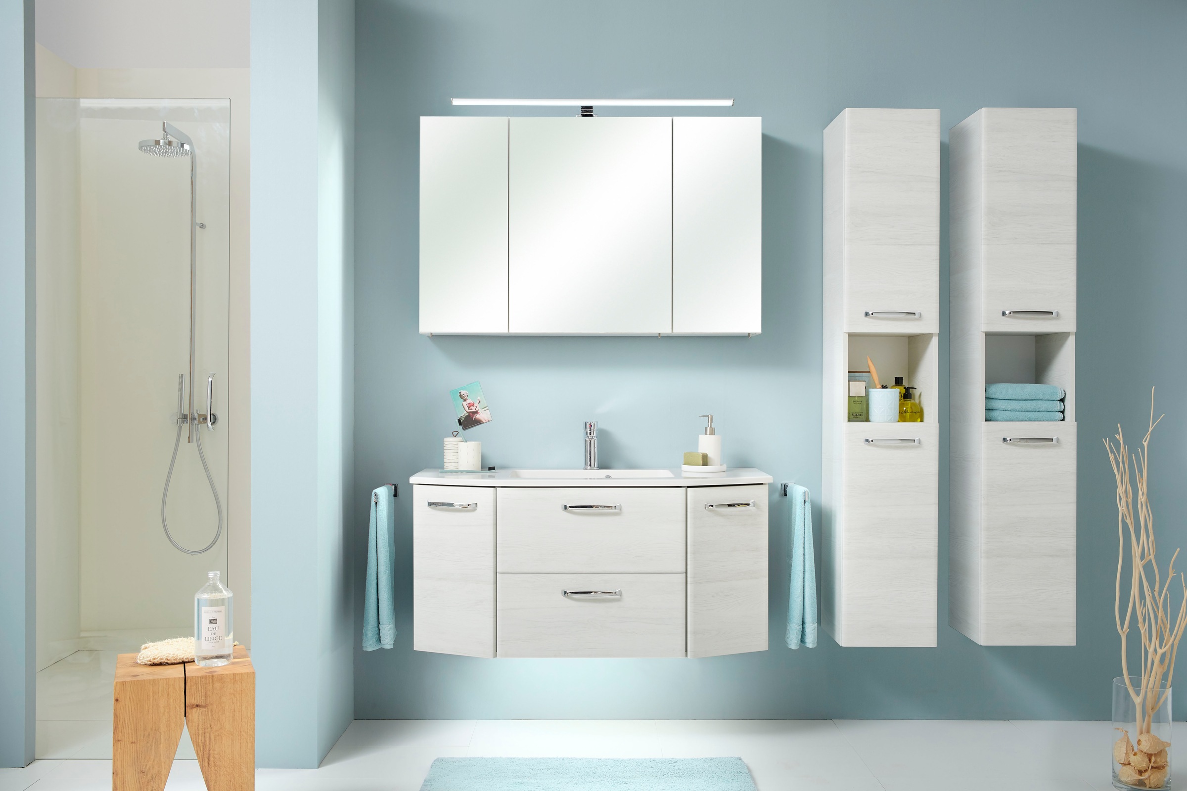 Saphir Badmöbel-Set »Quickset 936 4-teilig, Mineralmarmor-Waschtisch und LED-Spiegelschrank«, (Set, 4 St.), 2 Hochschränke, Eiche Weiß quer Nachbildung, inkl. Türdämpfer, 9 Türen
