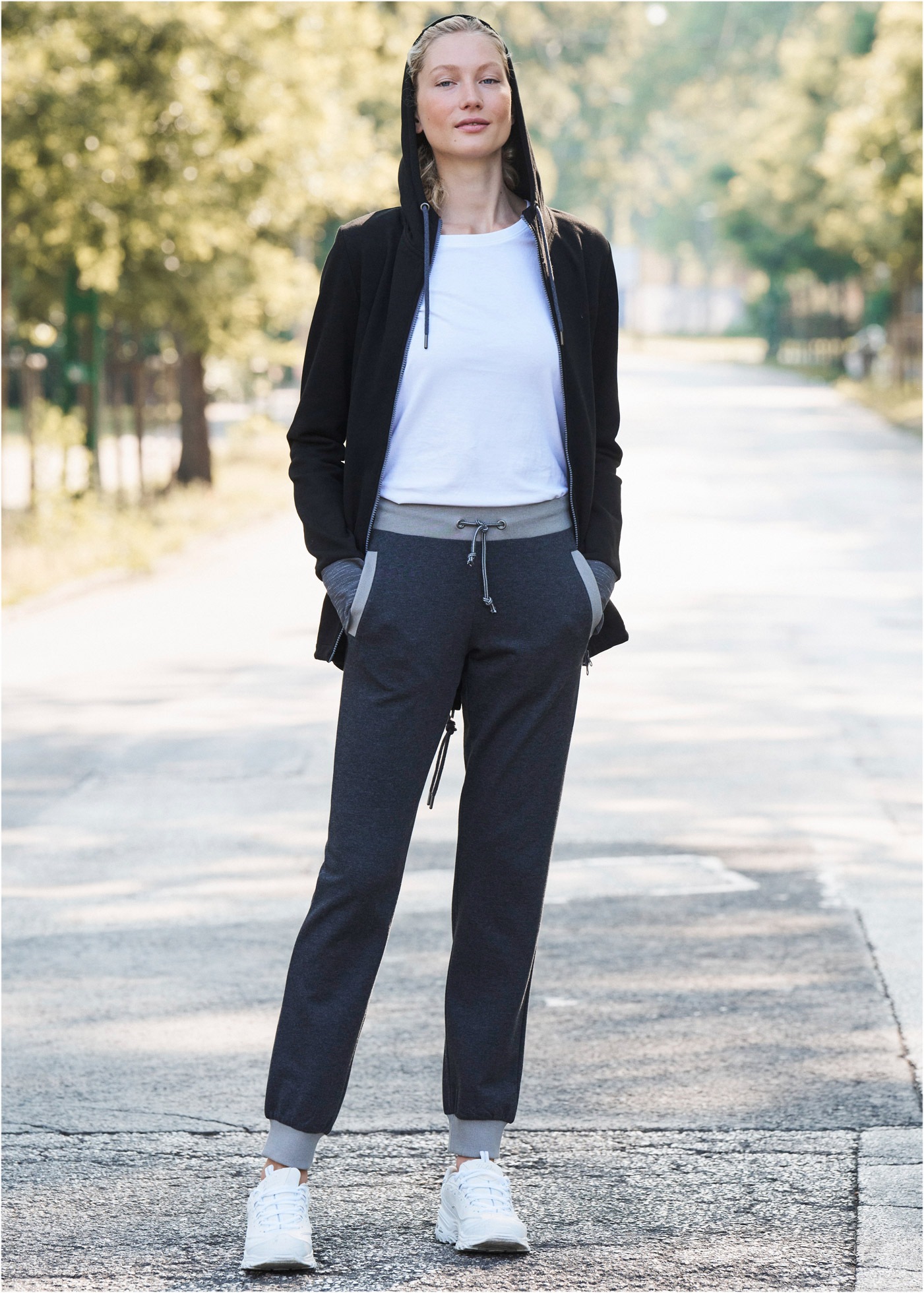 bonprix Jogginghose »Jogginghose mit Kontrastbündchen«  aus Baumwoll-Mix, Regular Fit, mit Kontrastbündchen, Casual Stil