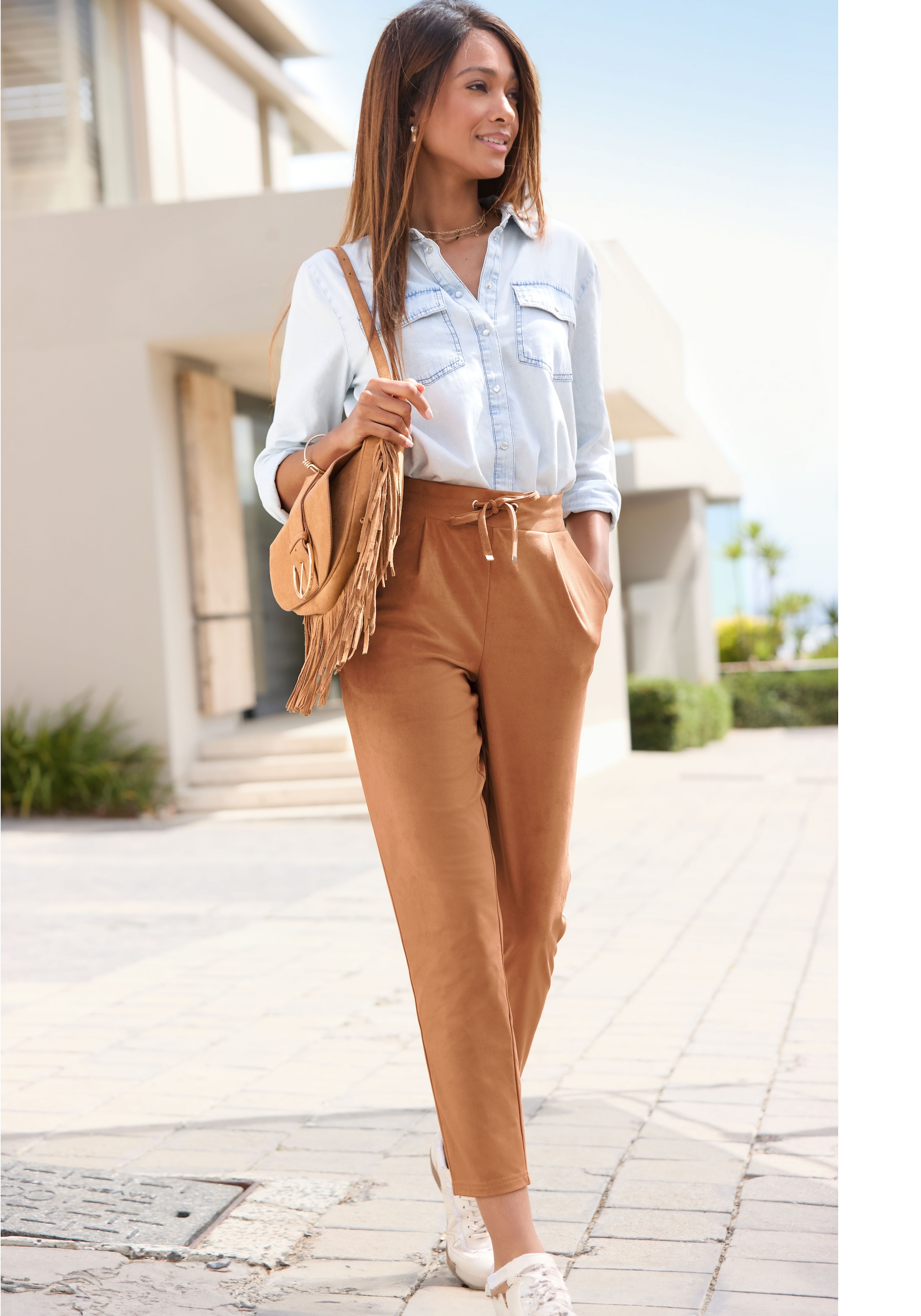 LASCANA Schlupfhose, aus Velourlederimitat mit Taschen, bequeme Stoffhose, Gummizugbund
