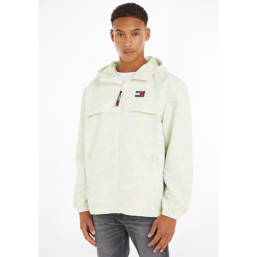 Tommy Jeans Windbreaker »TJM CAMO CHICAGO WINDBREAKER«, mit Kapuze