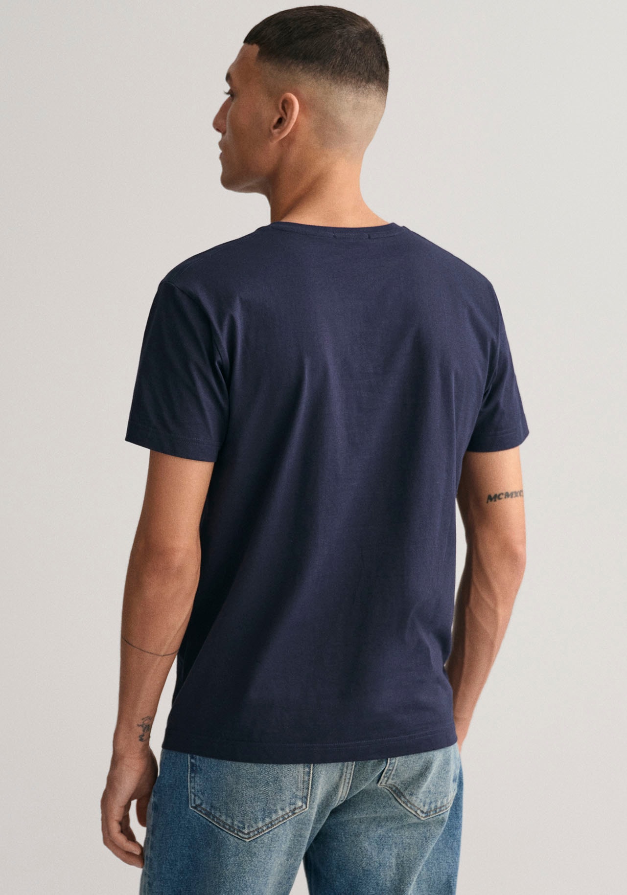 Gant T-Shirt »SLIM SHIELD V-NECK T-SHIRT«, mit einer kleinen Logostickerei auf der Brust