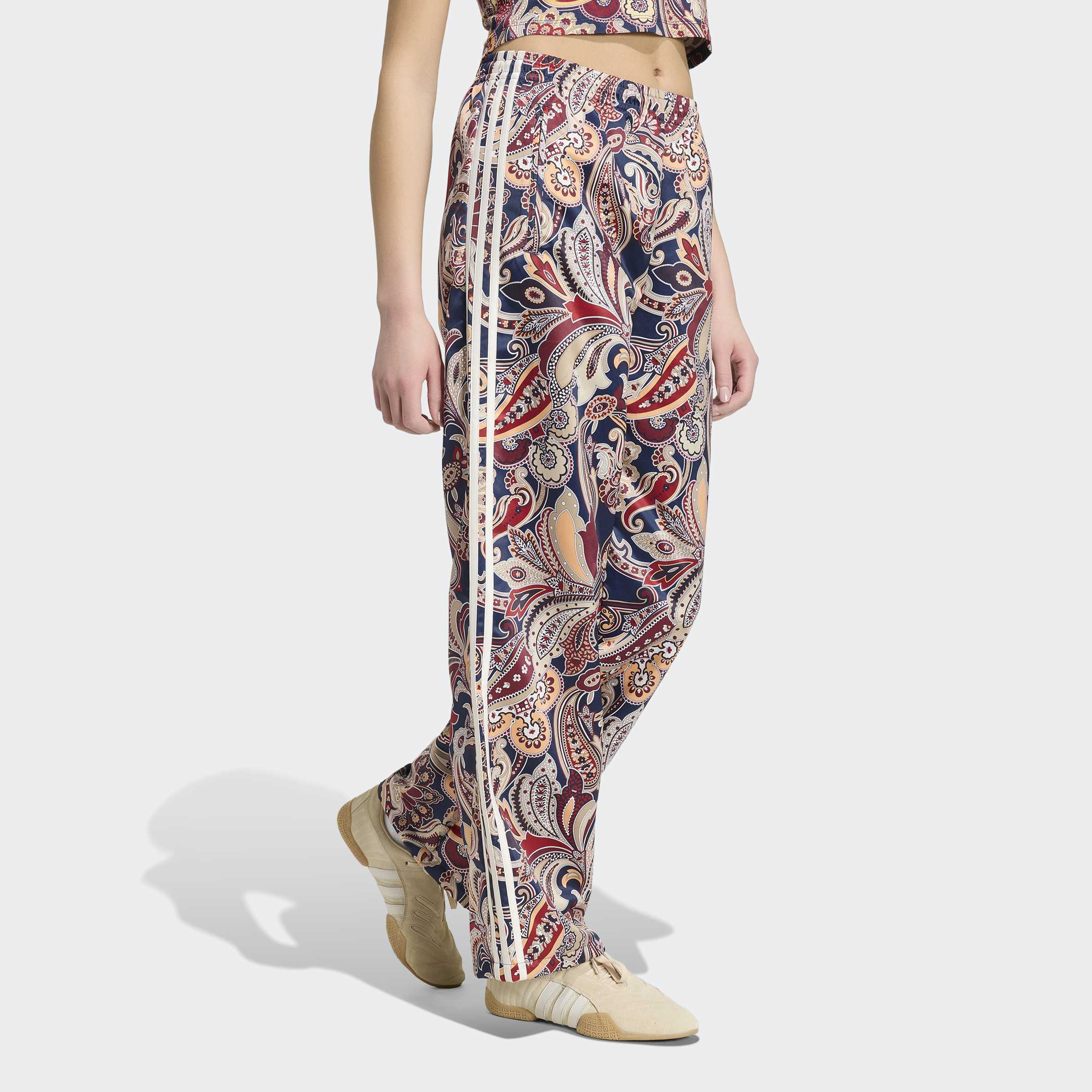 adidas Originals Sporthose "ADIDAS LIBERTY LONDON FIREBIRD AUS SATIN" mit auffälligem Print, aus gewebtem Satin, Oversize-Passform
