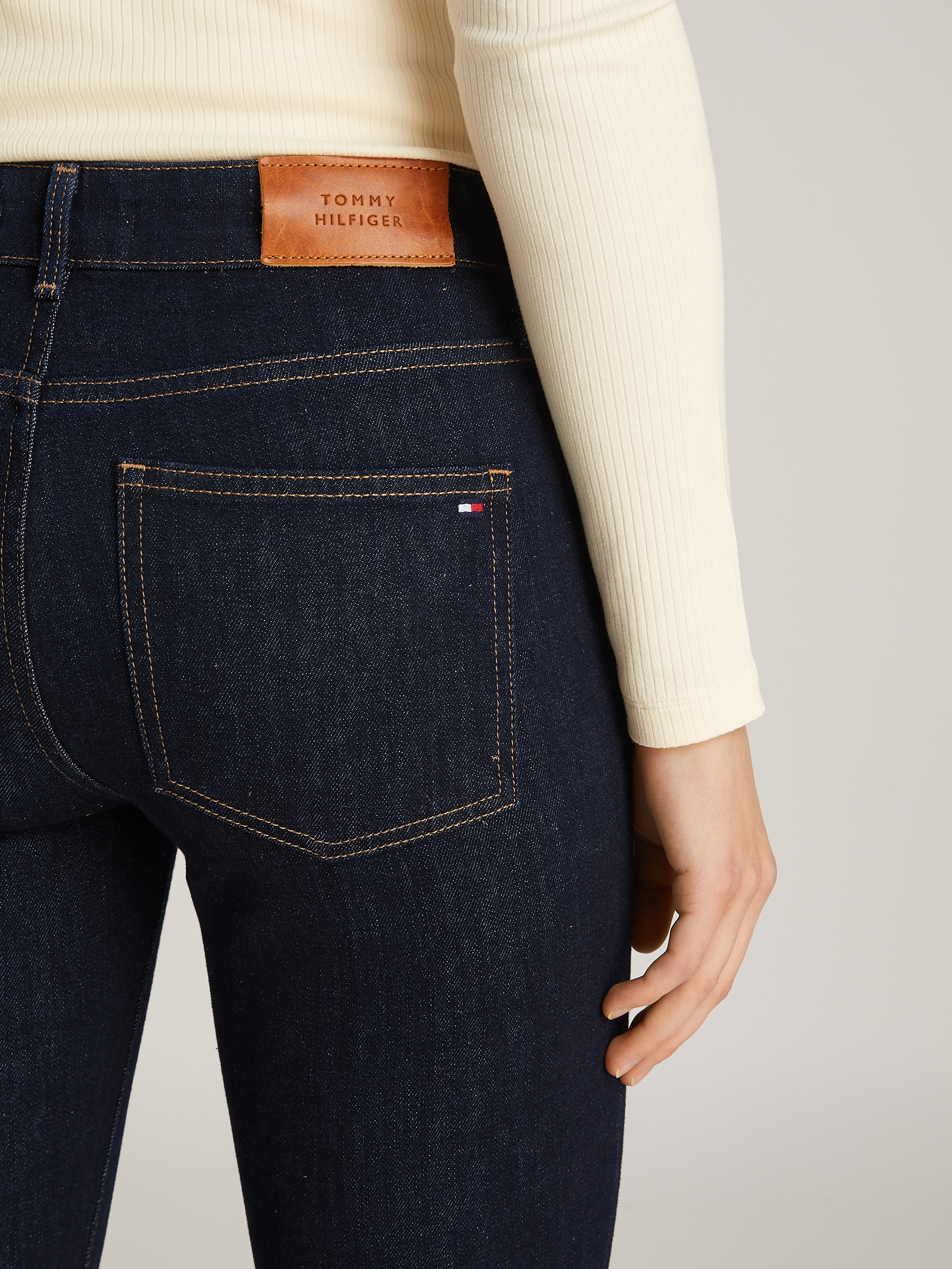 Tommy Hilfiger Bootcut-Jeans »Bootcut Regular Waist«, mittlere normale Leibhöhe, mit Bügelfalten, mit Nieten