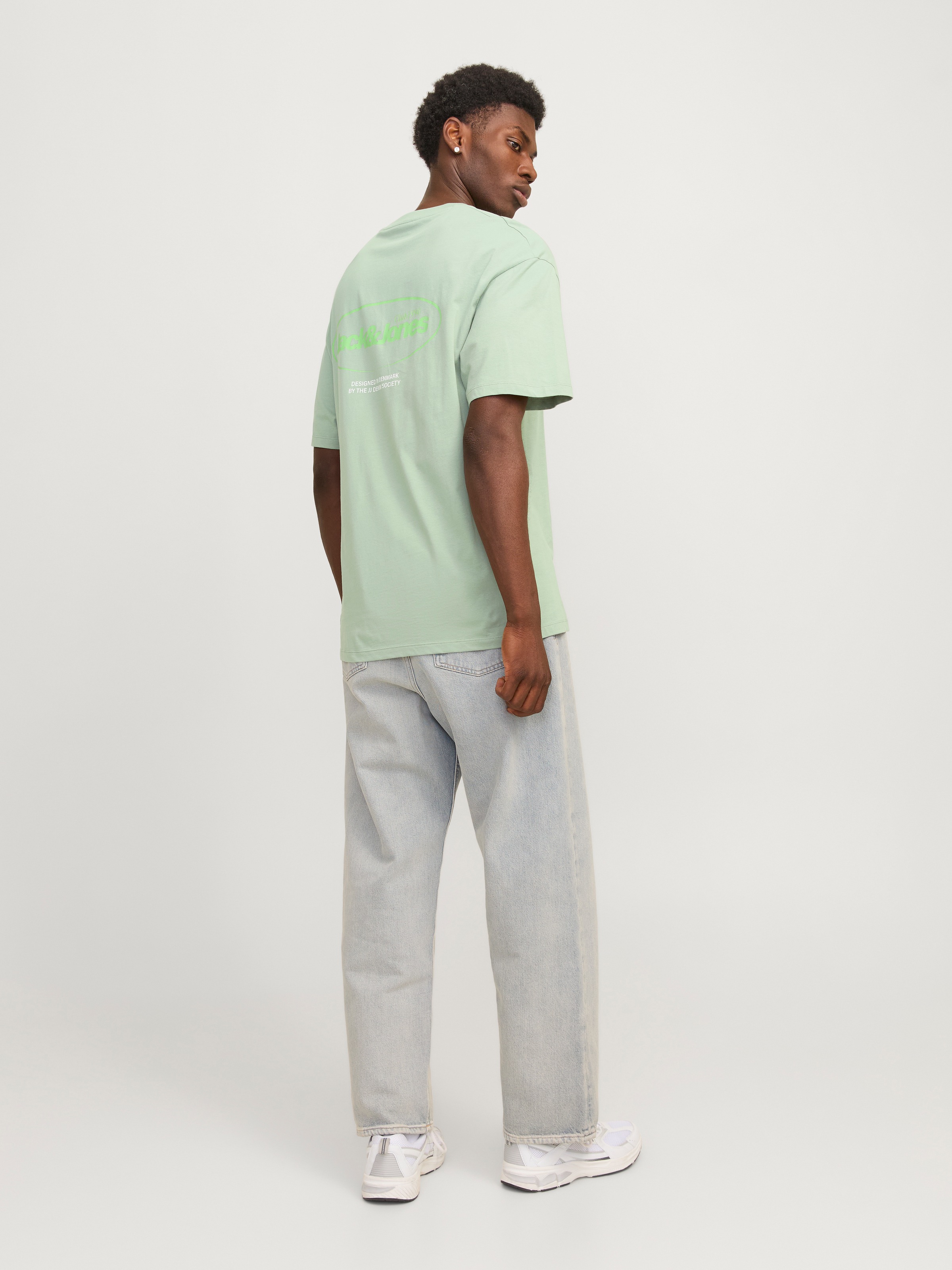 Jack & Jones Rundhalsshirt »JJEBRADLEY GRAPHIC TEE SS O-NECK NOOS«, mit Front und Back Print