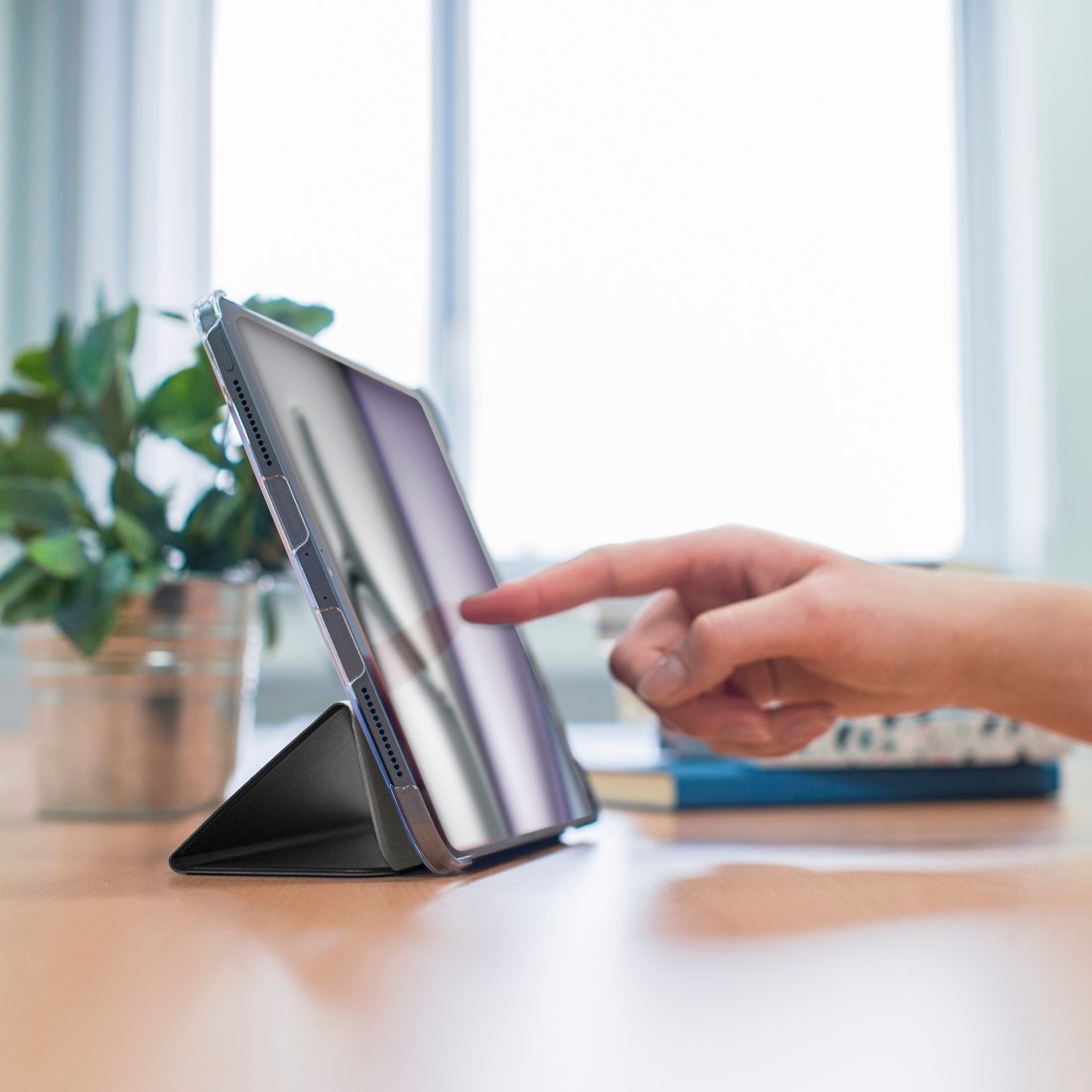 Hama Tablet-Hülle »Tablet-Hülle mit Standfunktion für iPad Air 10.9“ und 11“, schwarz« Apple iPad Air 10,9 (2020) | iPad Air 11" (2024/2025) Magnetischer Deckel, Standfunktion, transparente Rückseite, leicht
