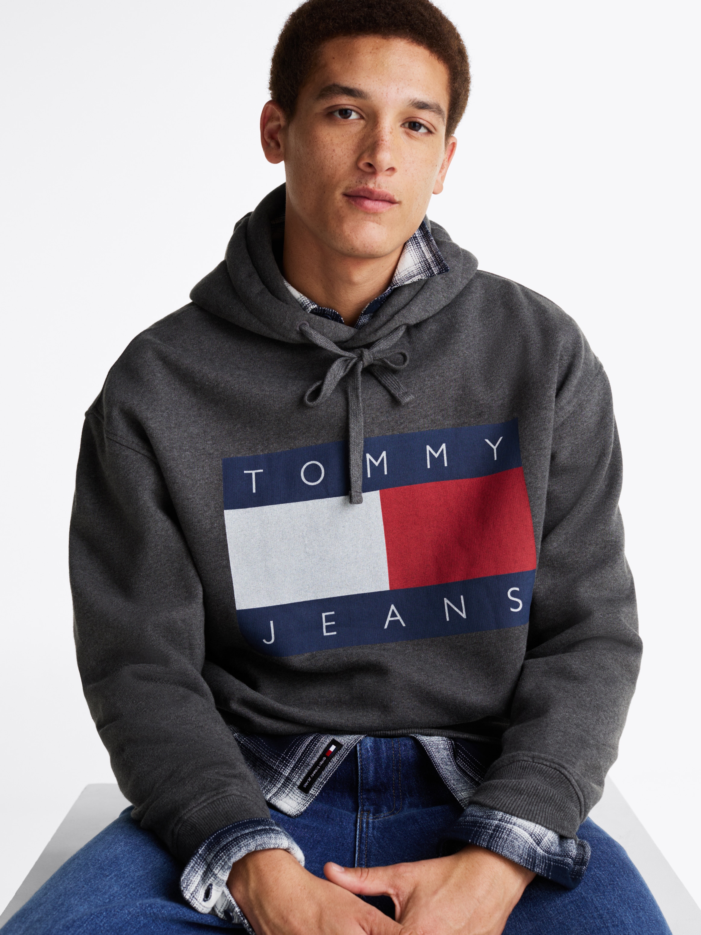 Tommy Jeans Sweatshirt "TJM RLX MELANGE FLAG HOODIE", mit bedruckten Marken günstig online kaufen