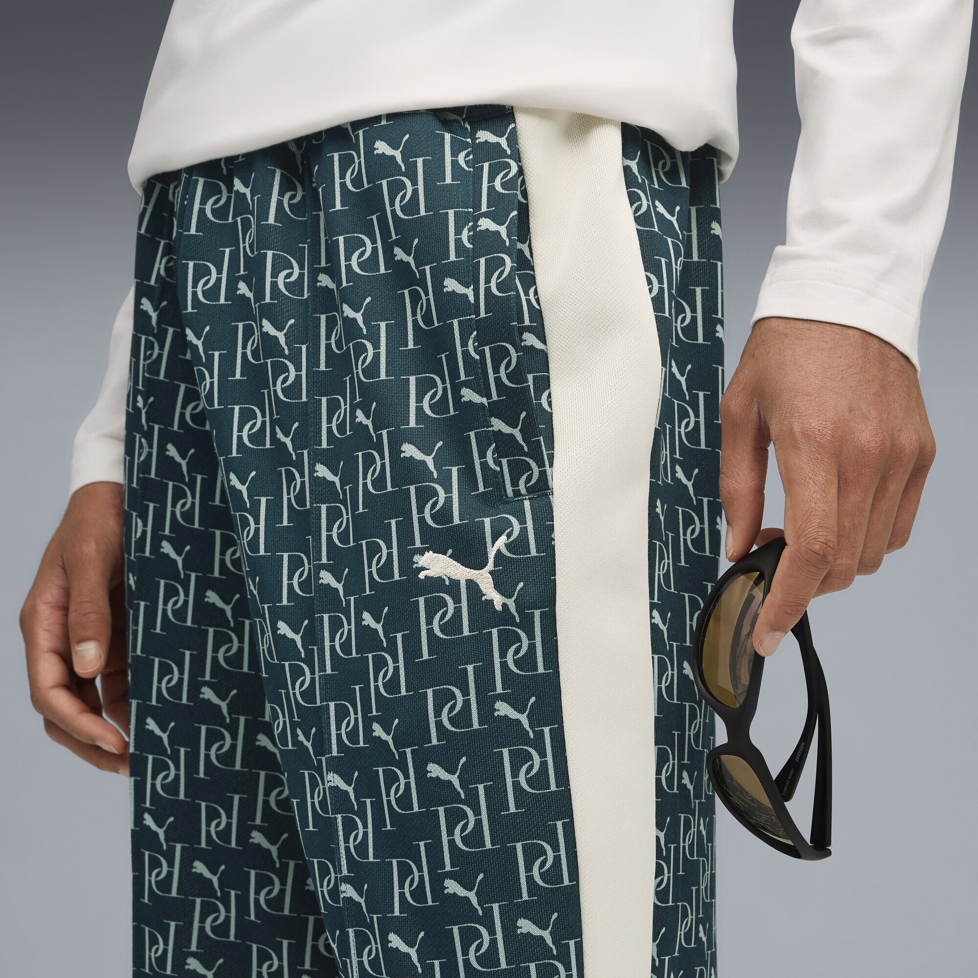 PUMA Sporthose »T7 Allover-Print Relaxed Trainingshose Herren«