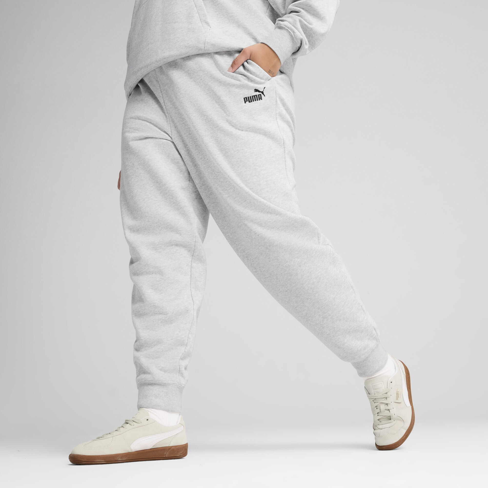 PUMA Sporthose »ESS Small No. 1 Logo Comfort Hochgeschnittene Jogginghose Damen«