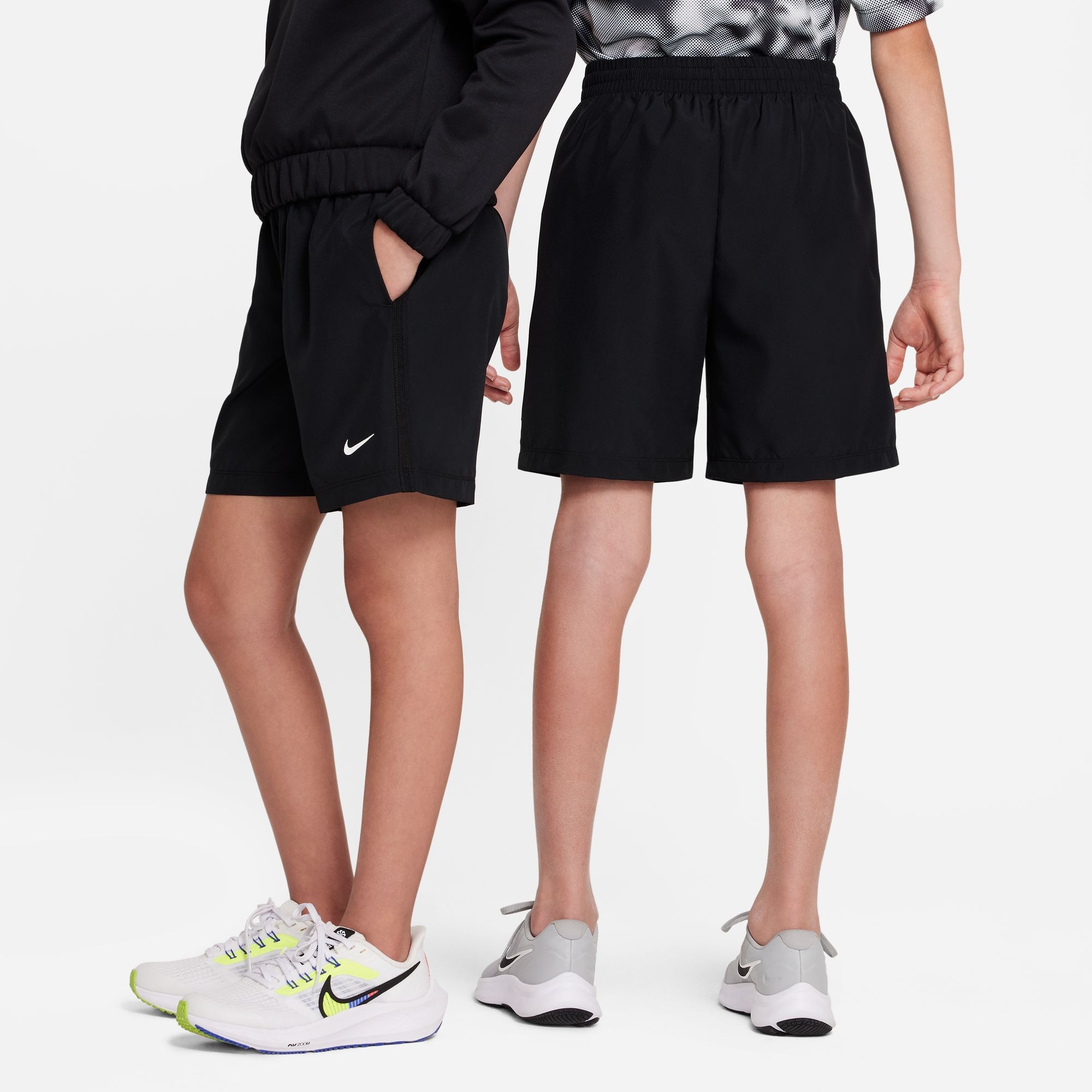 Nike Shorts »B NK DF MULTI WVN SHORT«  schnell trocknendes Material, atmungsaktiv, mit Eingrifftaschen