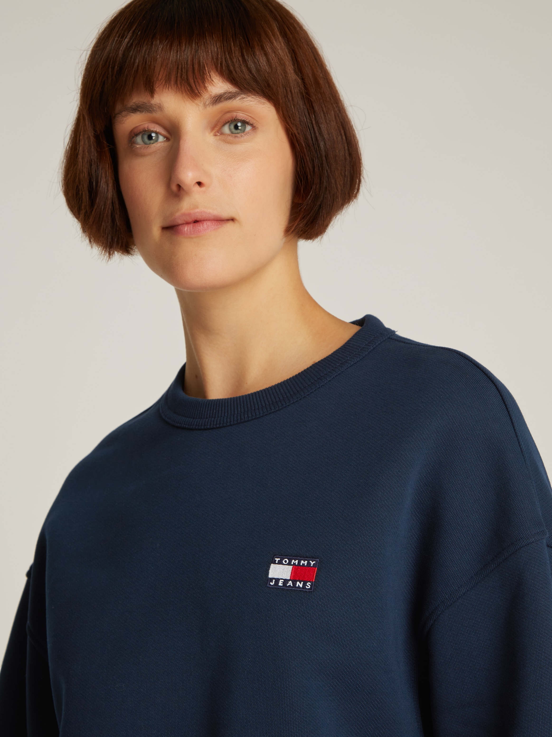 Tommy Jeans Sweatshirt »TJW BXY BADGE CREW«, mit Logo-Badge