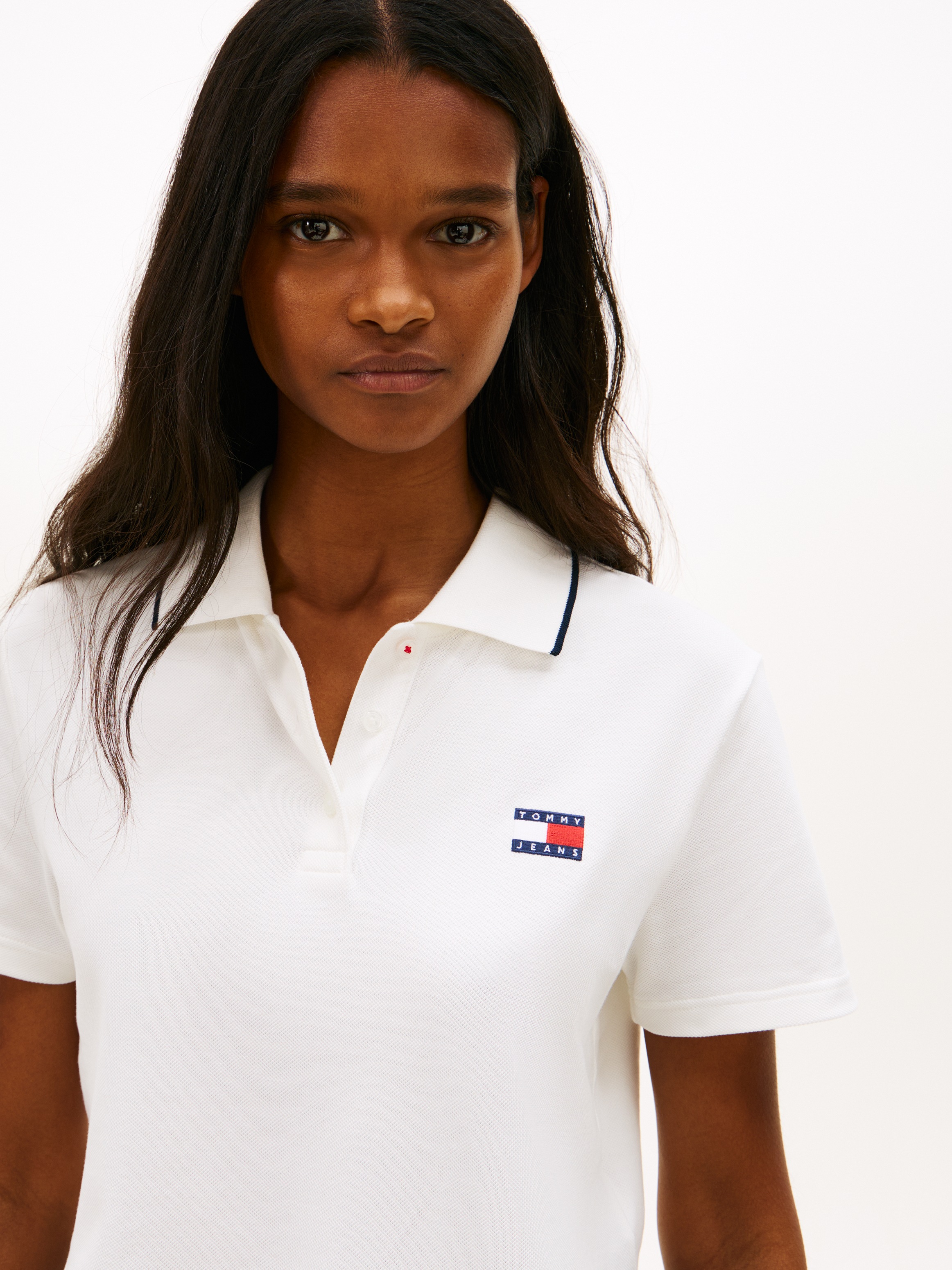 Tommy Jeans Poloshirt "TJW CRP BADGE SHORT SLEEVE POLO" mit verkürztem Schn günstig online kaufen