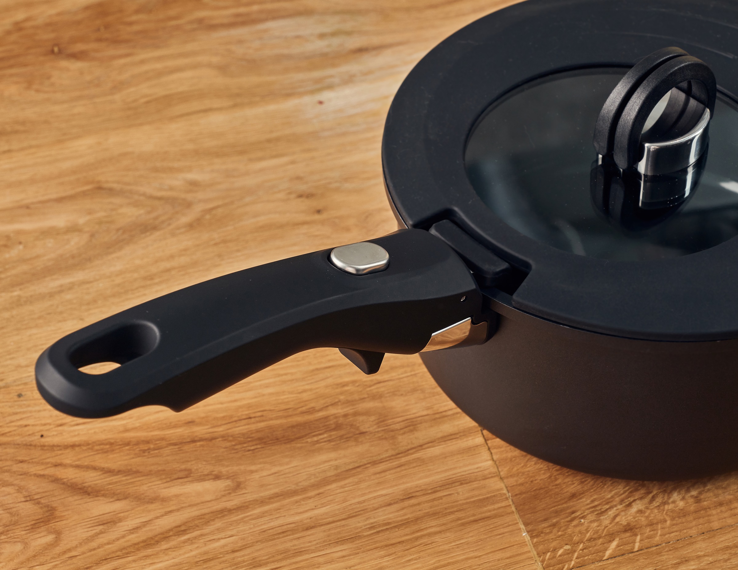 RESTO Kitchenware Topf-Set »SAVE & STOCK Multifunktionales Stapelbares Set im Geschenkkarton« Set, 1x Soßentopf, 2x Kochtopf, 2x Bratpfanne, 1x Griff, 2x Deckel, 8 tlg. Aluminium